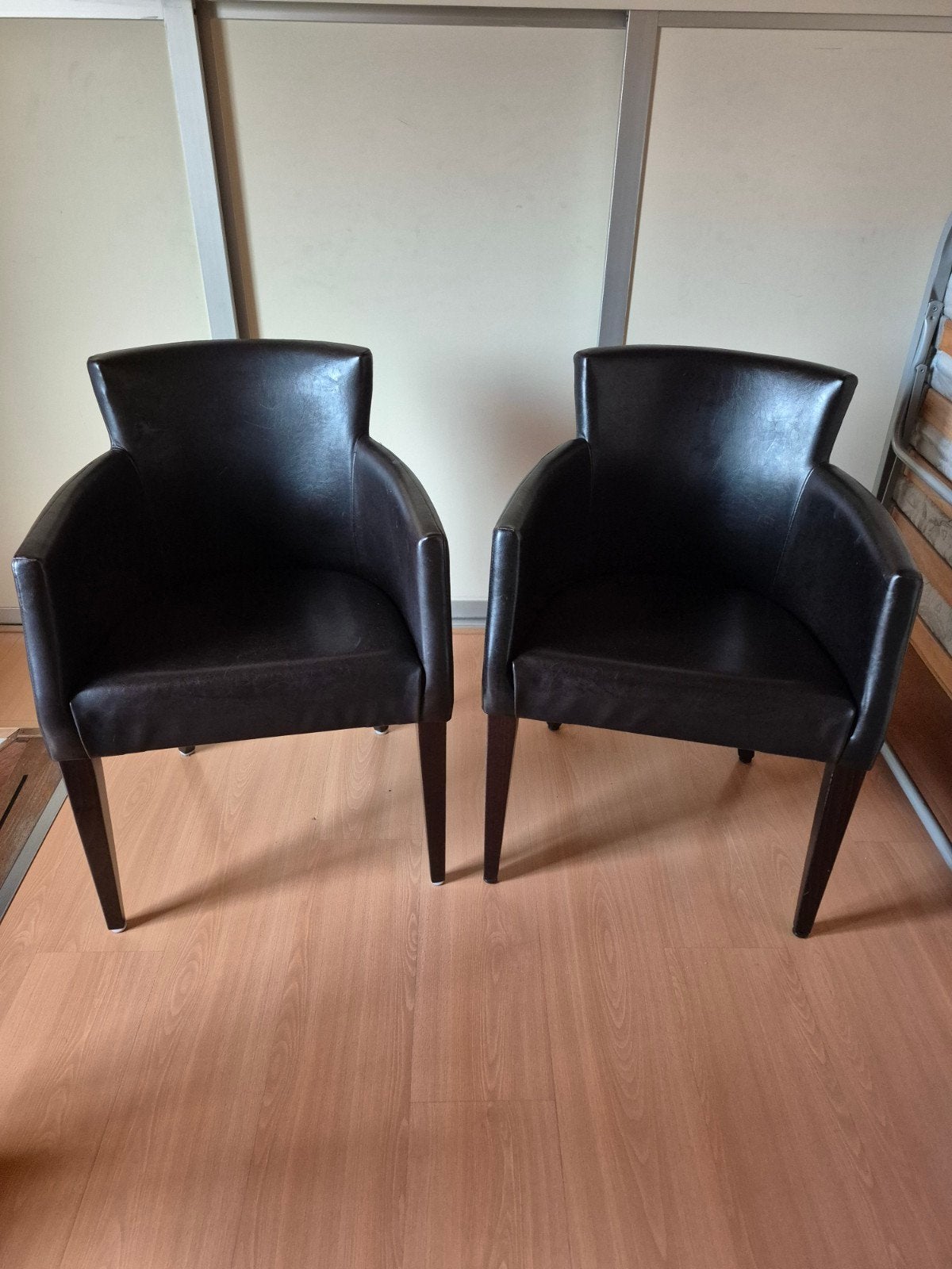 Twee donkerbruine leren eetkamerstoelen, Huis en Inrichting, Ophalen, Gebruikt, Twee, Bruin