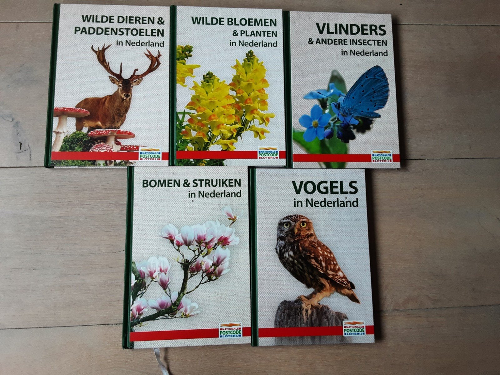 Postcode Loterij Natuurgidsen (5-delig) samen €5, Boeken, Natuur, Zo goed als nieuw, Natuur algemeen, Ophalen of Verzenden