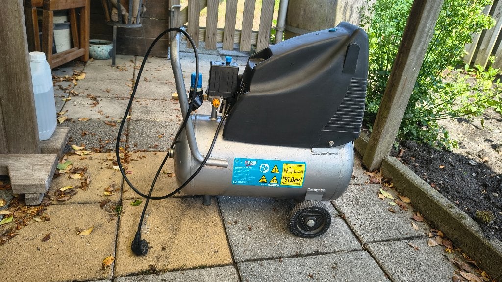 Goed werkende Ferm CRM1037-FCO-1524E Compressor, Doe-het-zelf en Verbouw, Compressors, Ophalen, Gebruikt, 6 tot 10 bar, Minder dan 200 liter/min