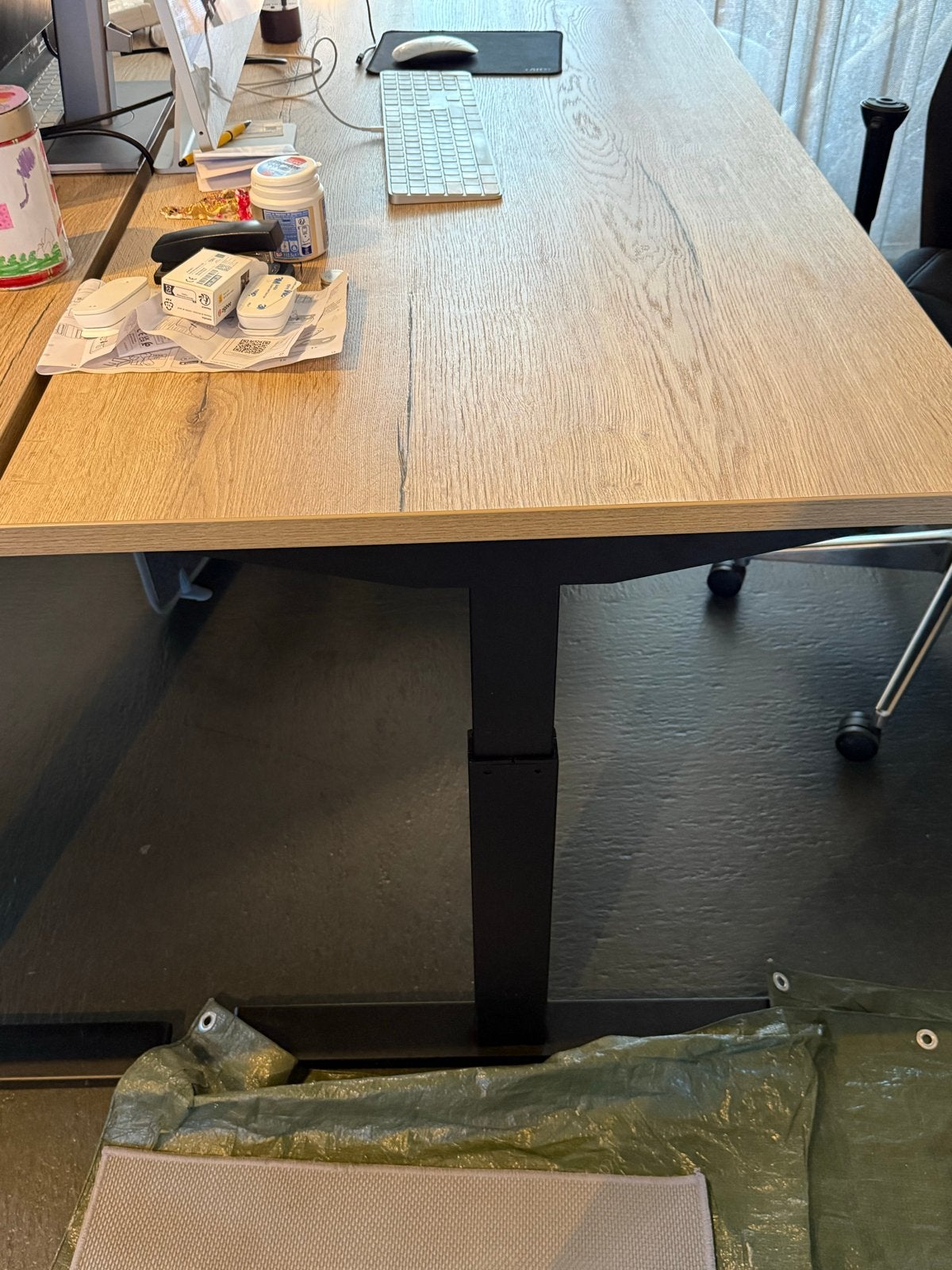 2 bureaus met bureaustoelen, Huis en Inrichting, Bureaus, Ophalen, Zit-sta bureau, Gebruikt, Hout