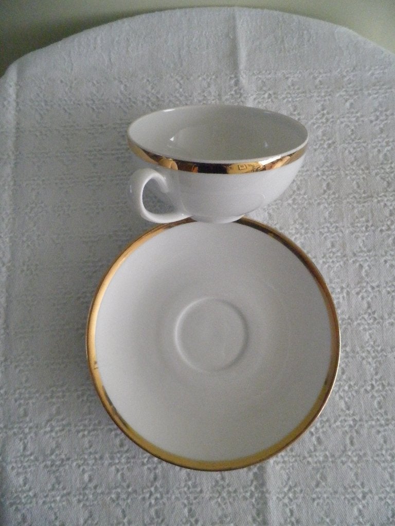 Kop en schotel met gouden rand., Ophalen of Verzenden, Zo goed als nieuw, Porselein, Kop en/of schotel
