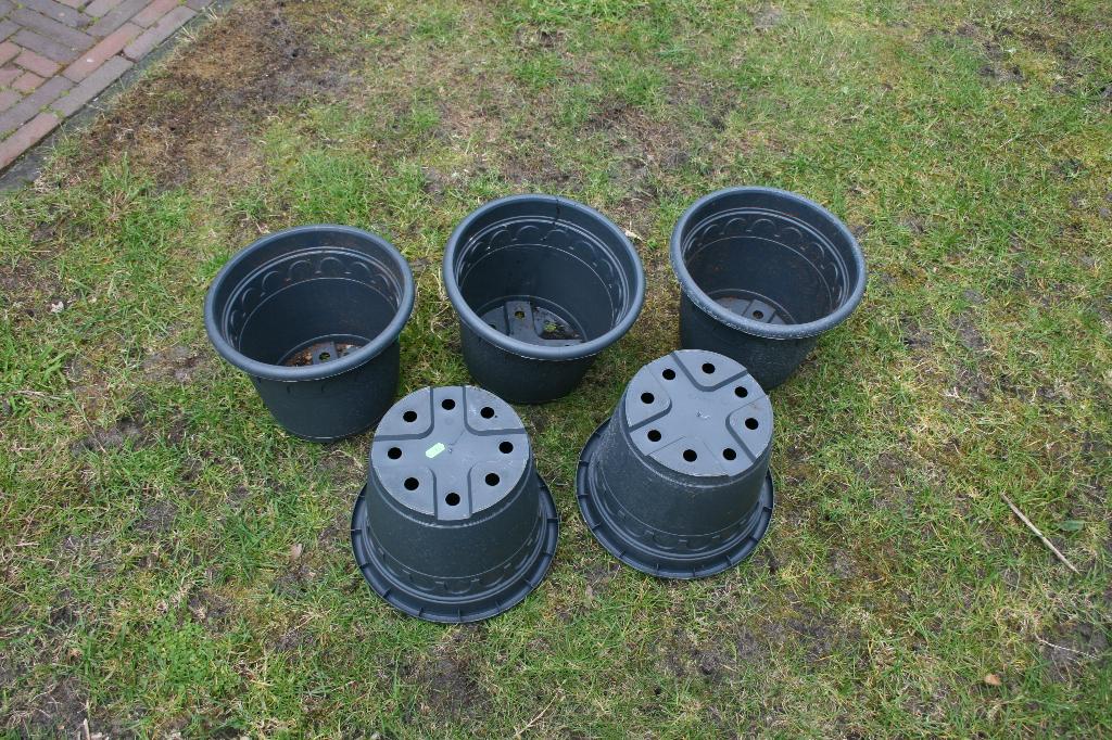 Vijf kunststof bloempotten voor tuin, Kunststof, Rond, Zo goed als nieuw, Minder dan 40 cm