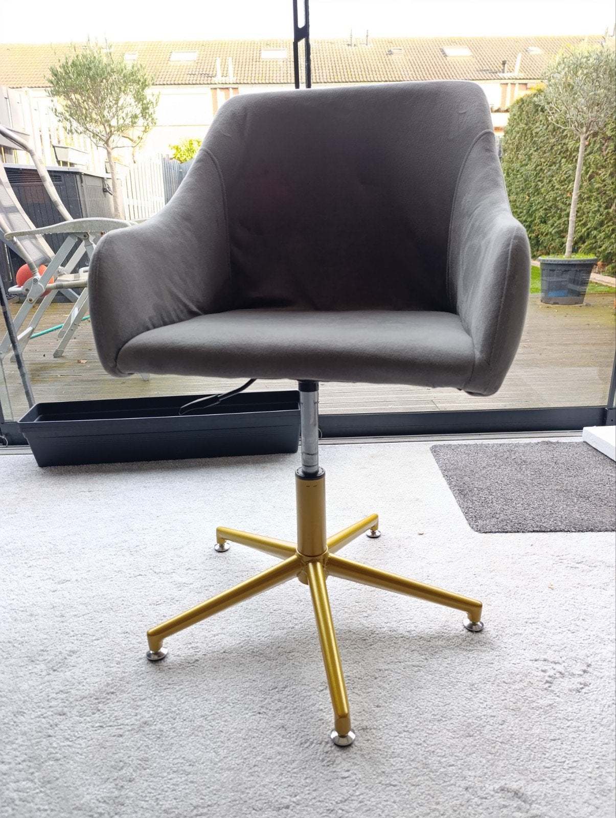Moderne grijze stoel met gouden onderstel, Ophalen, Zo goed als nieuw, Stof, Eén