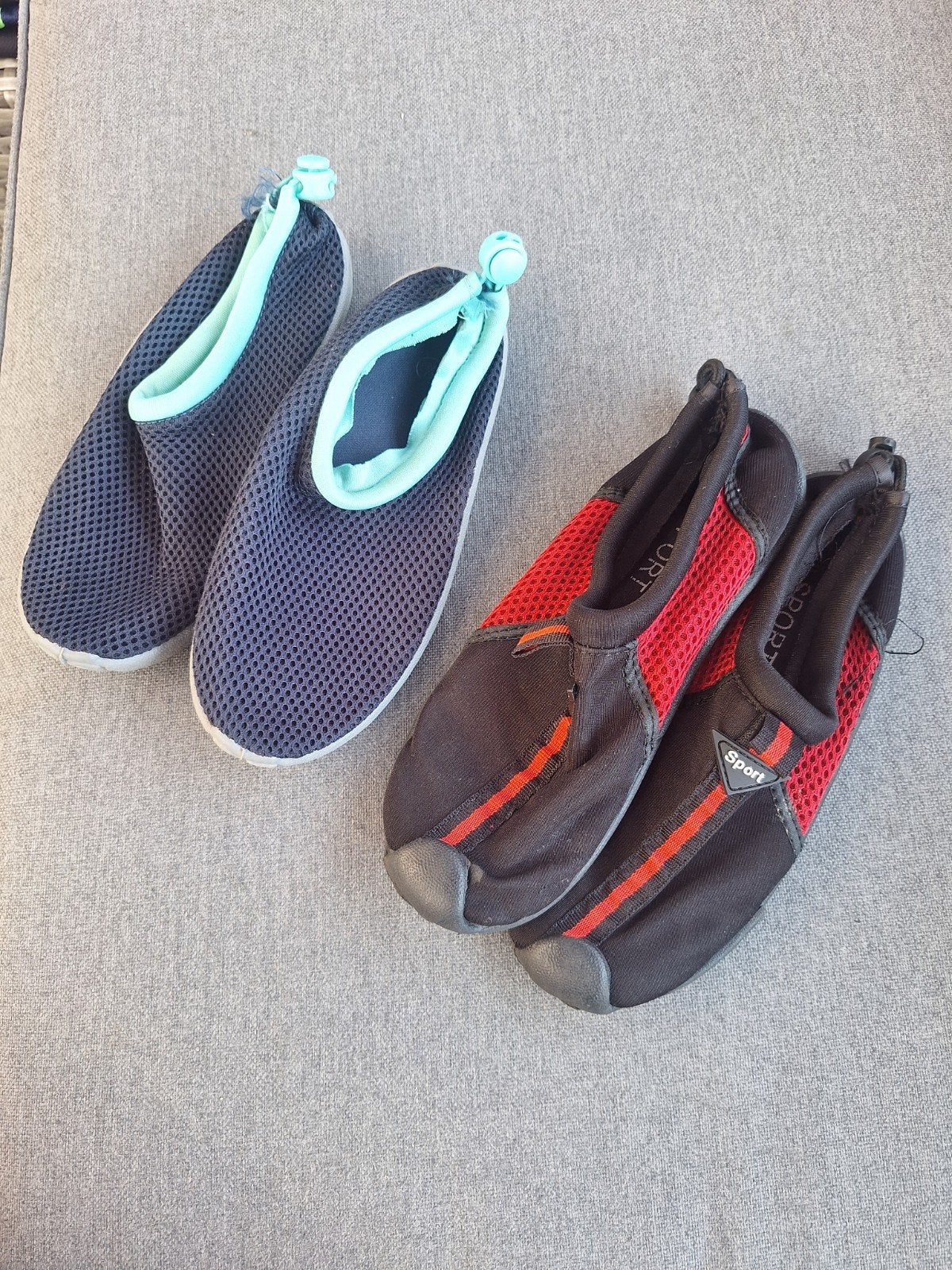 Waterschoenen set: blauw (32/33) en zwart/rood (33), Watersport en Boten, Watersportkleding, Ophalen, Gebruikt, Kind, Zeil- of Surfschoenen