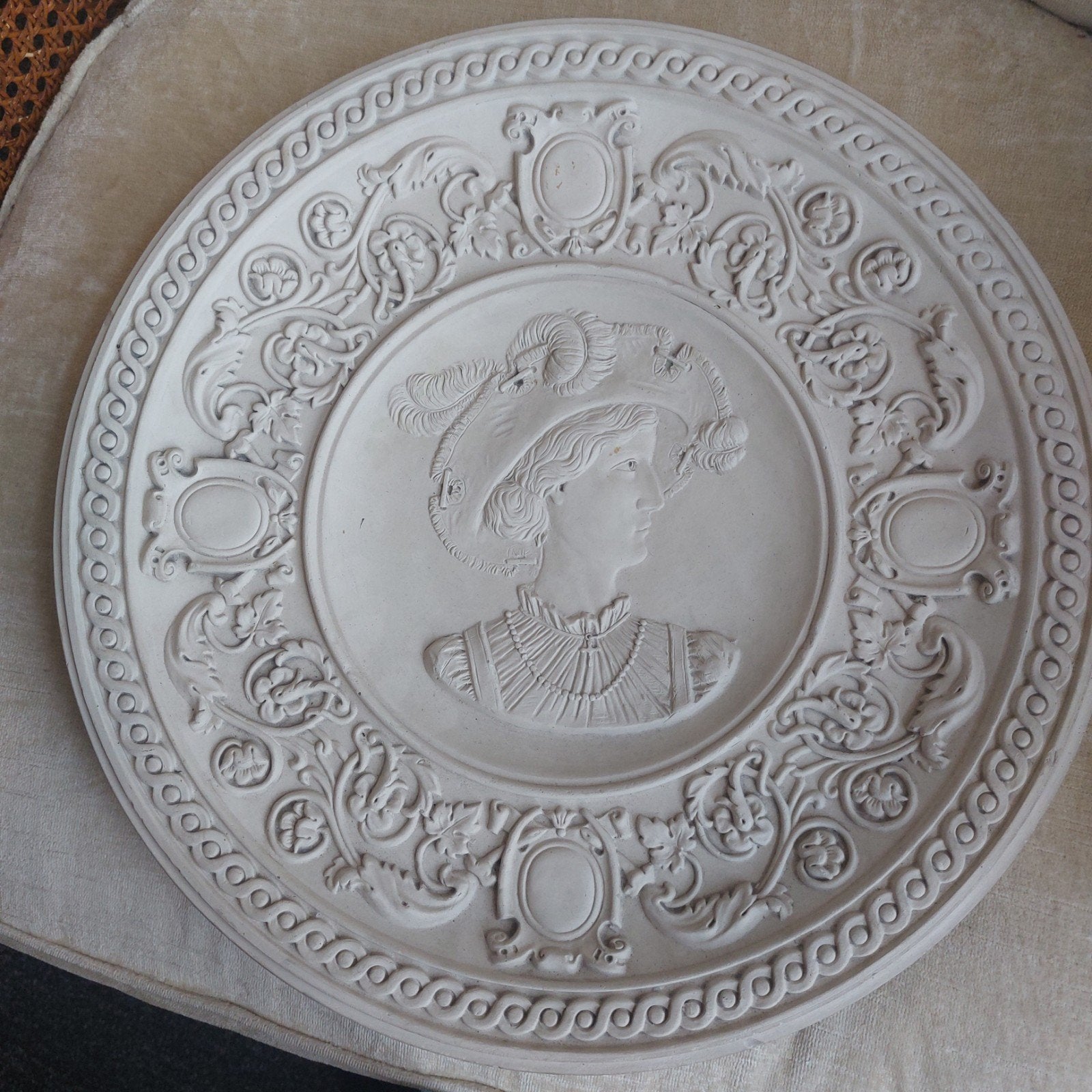 Antiek wandbord plateel met klassiek portret, Ophalen of Verzenden