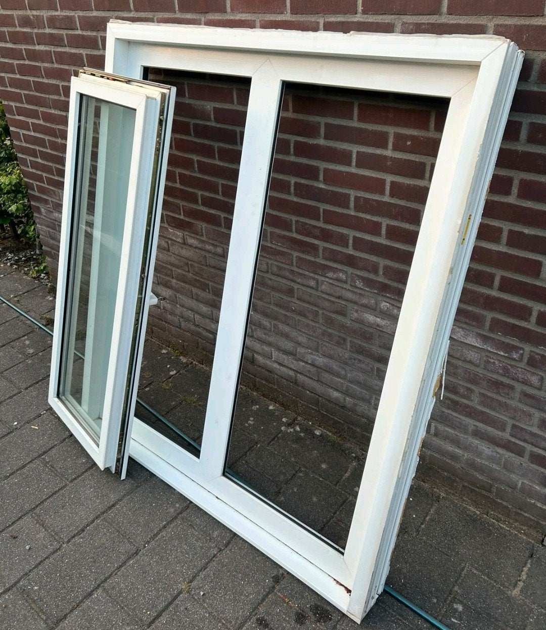 Wit kunststof kozijn met dubbelglas en draai-kiepraam, Kunststof, Gebruikt, Raamkozijn, Inclusief glas