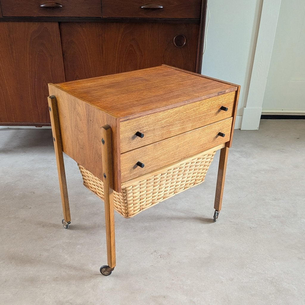 Vintage naaikastje naaidoos met mand en lades op wielen, Minder dan 55 cm, Gebruikt, Rechthoekig, Hout