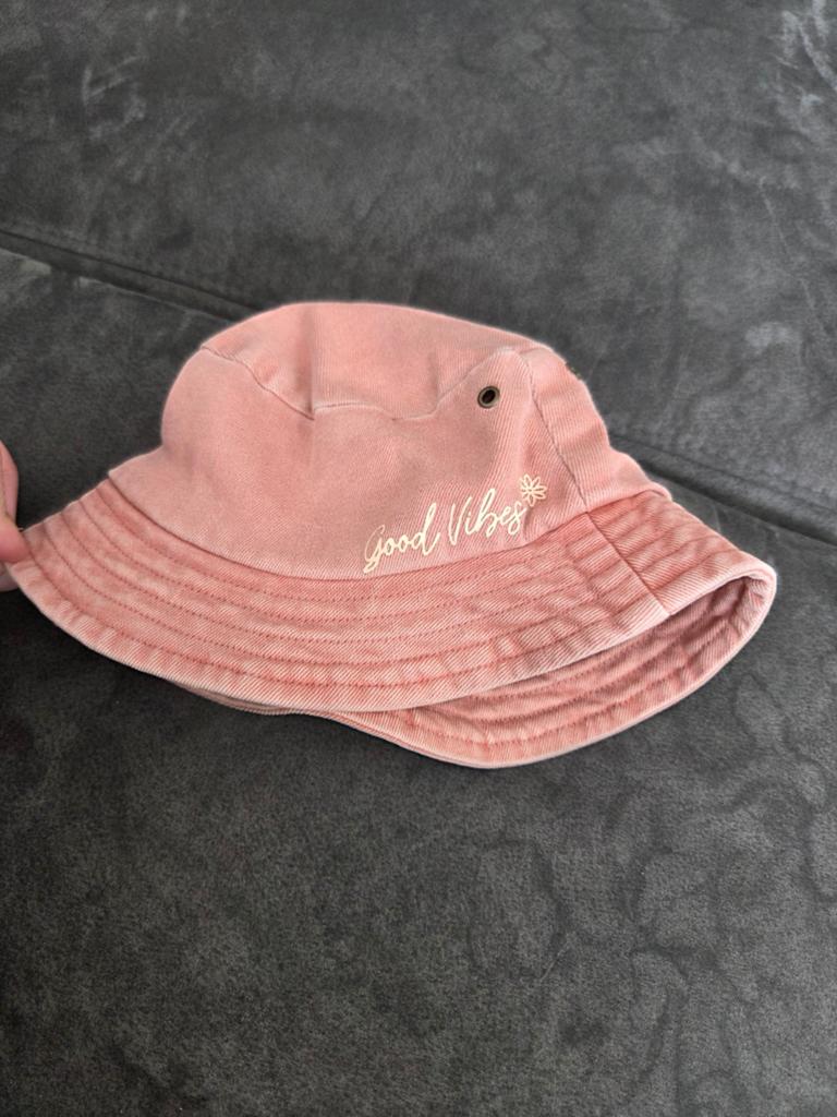 Leuk roze hoedje 'Good Vibes' - 1 tot 2 jaar, Kinderen en Baby's, Kinderkleding | Mutsen, Sjaals en Handschoenen, Ophalen of Verzenden