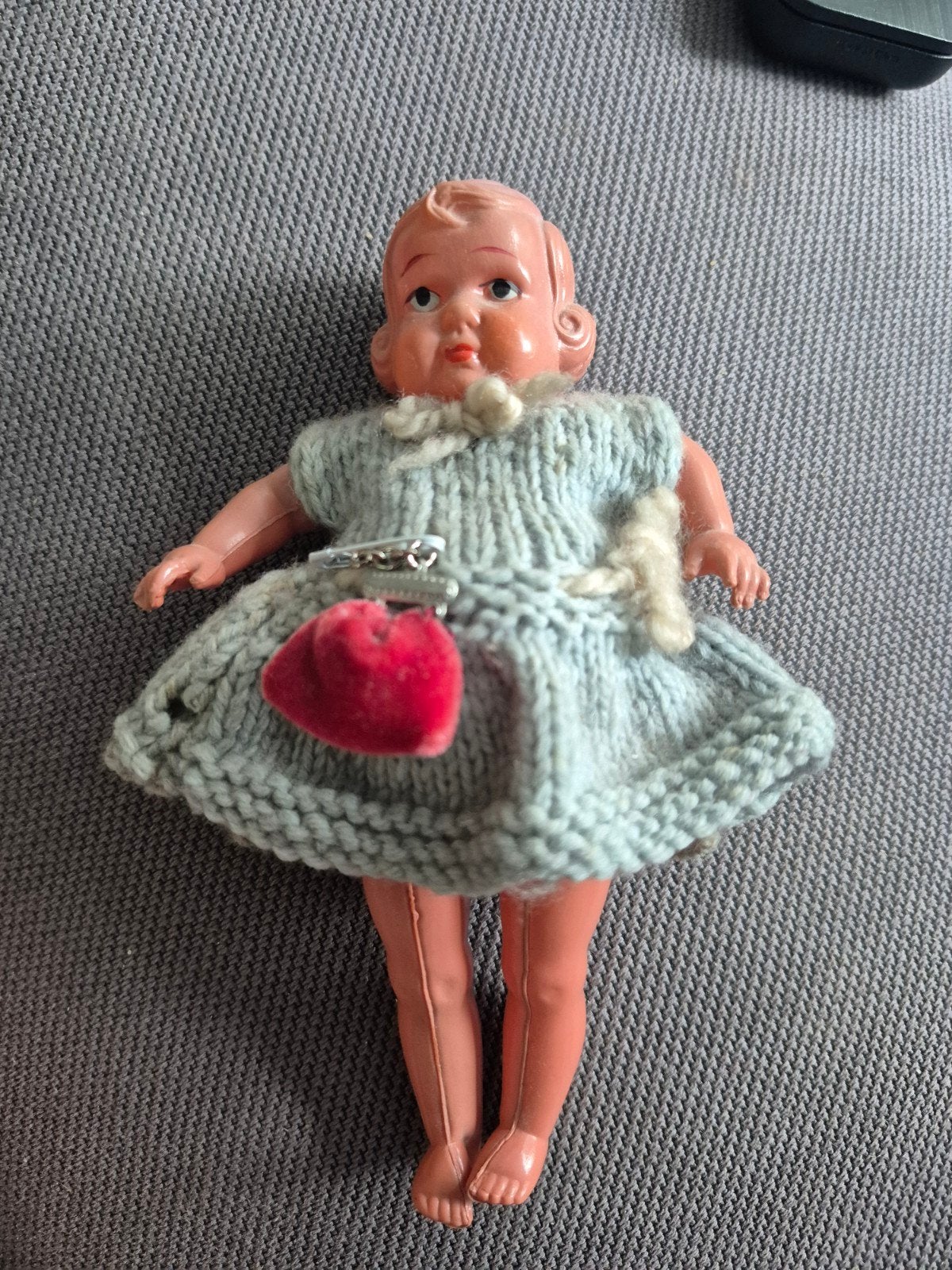 Vintage Babypop met Gebreid Jurkje - Jaren '50/'60, Verzamelen, Poppen, Ophalen of Verzenden, Gebruikt, Babypop