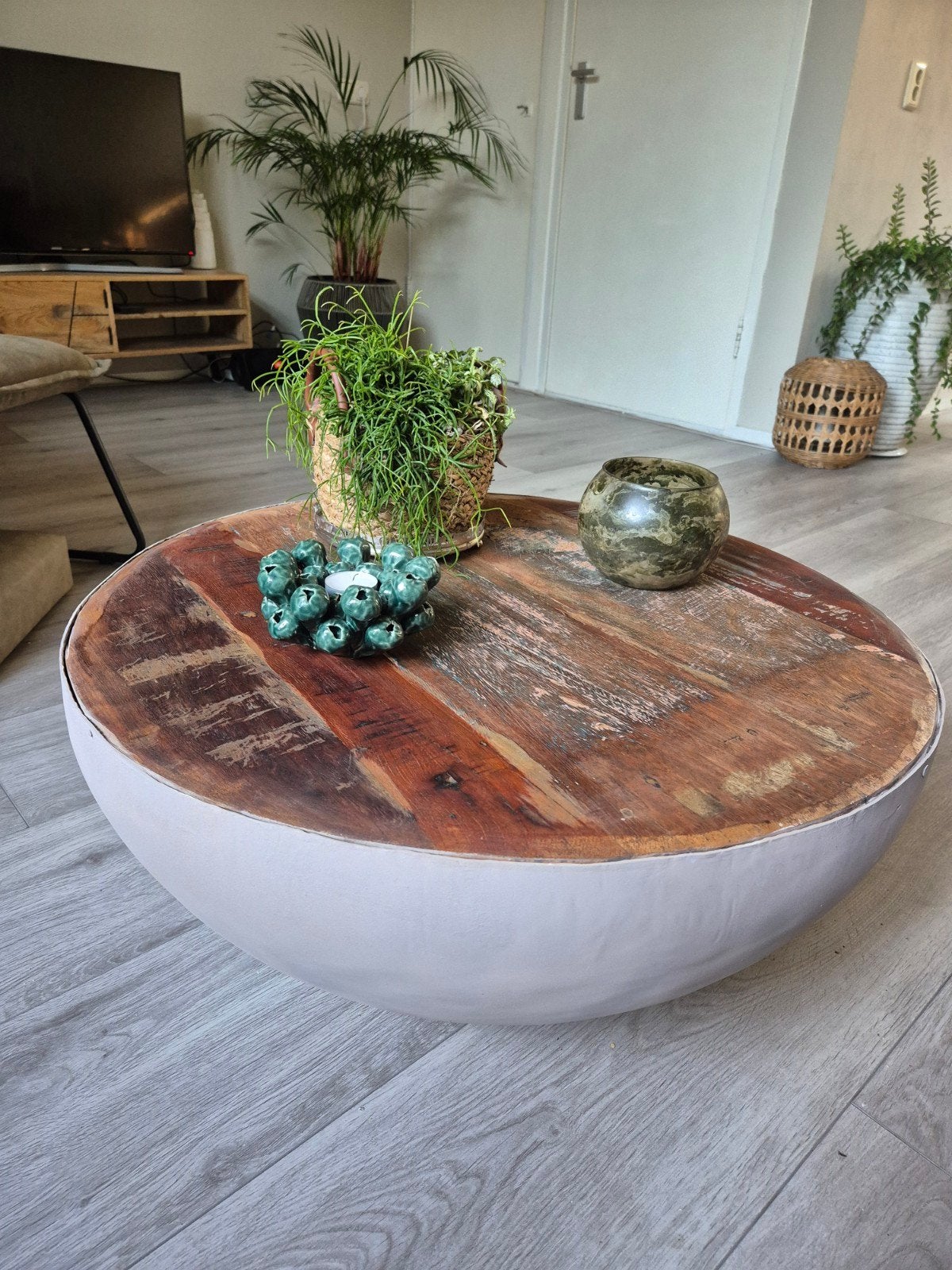 Salontafel van gerecycled hout en metalen greige kom, Huis en Inrichting, Tafels | Salontafels, 50 tot 100 cm, Rond, 50 tot 100 cm