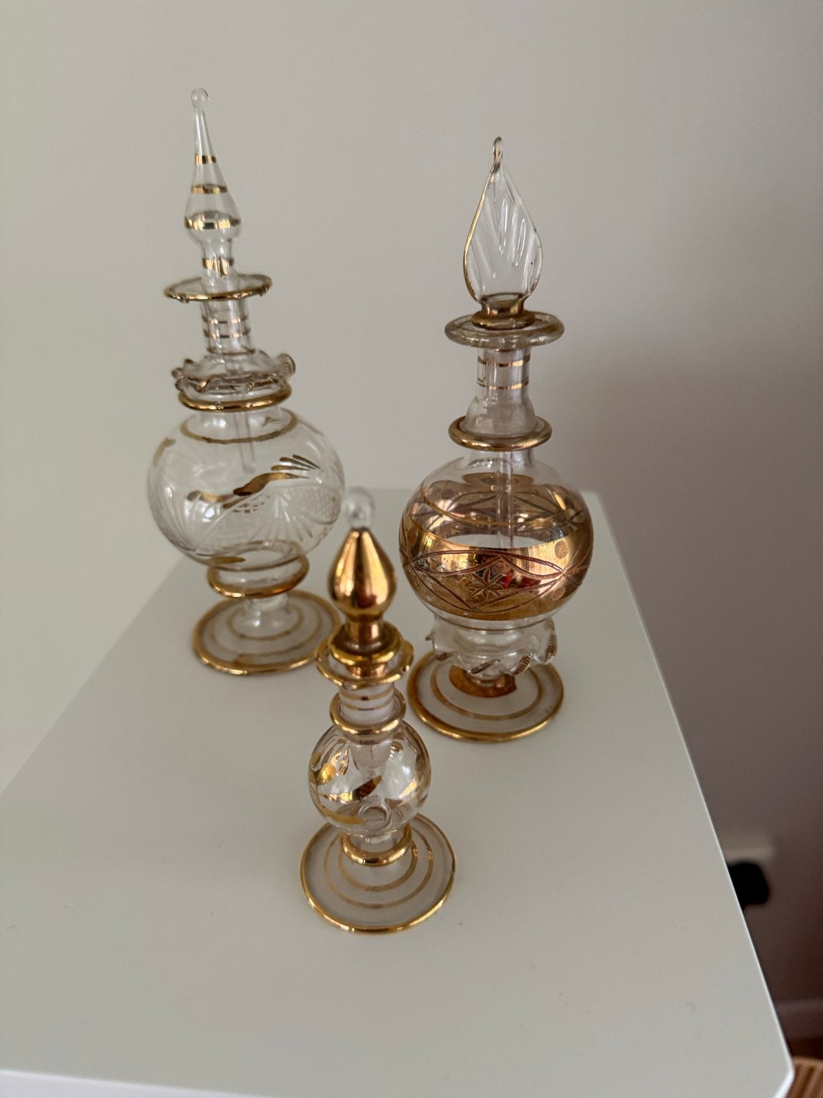 Decoratieve Parfumflesjes met Gouden Accent (Set van 3), Vintage, Ophalen of Verzenden, Zo goed als nieuw, Goud