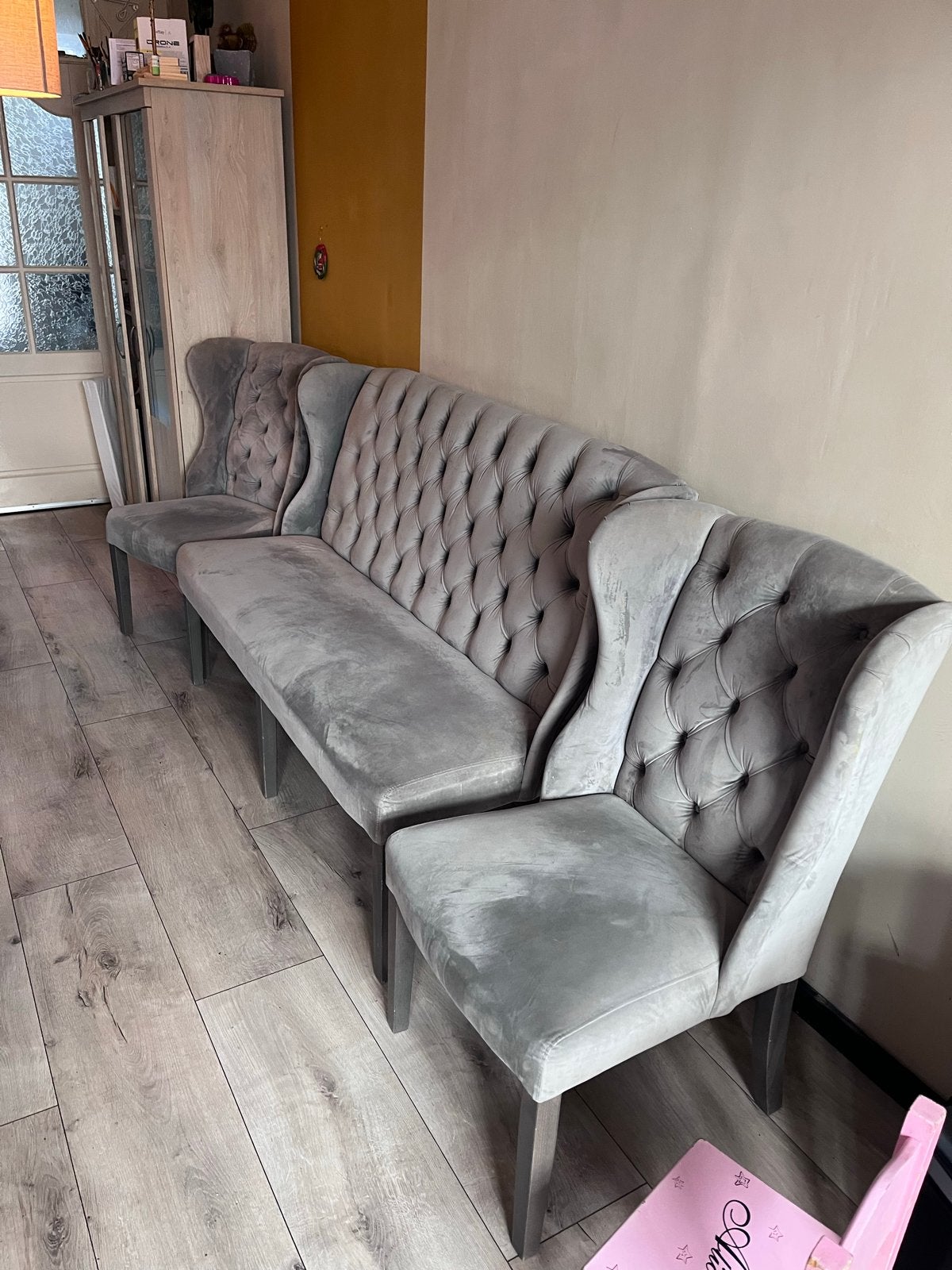 Grijze fluwelen bank en stoelen - Chesterfield stijl, Ophalen of Verzenden, Gebruikt