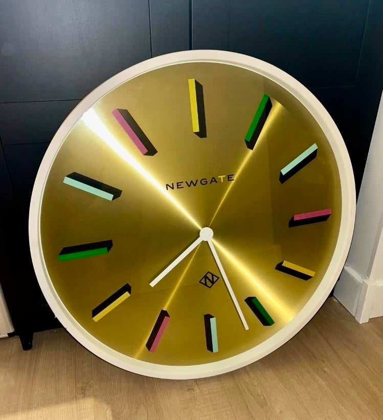 NewGate Design klok wit met gouden achtergrond, Ophalen of Verzenden, Gebruikt, Analoog, Wandklok