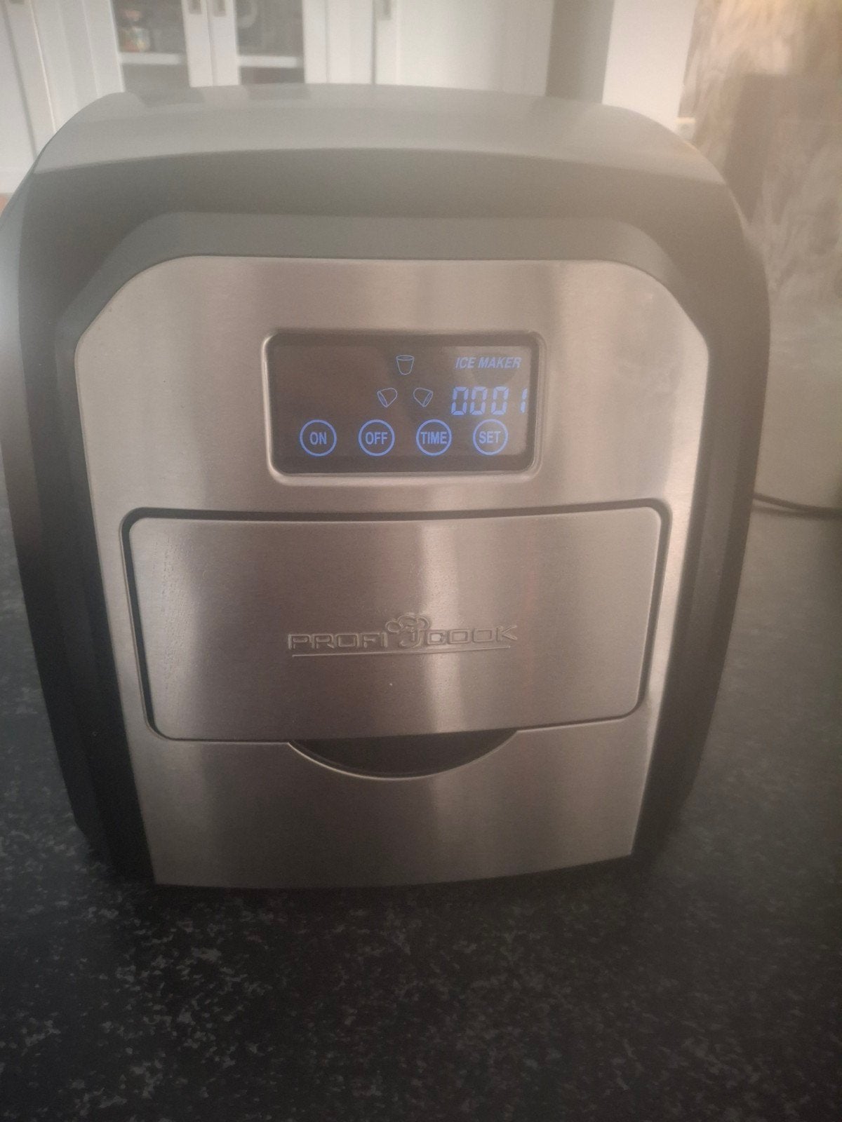 ProfiCook PC-EW 1067 IJsblokjesmachine, Ophalen