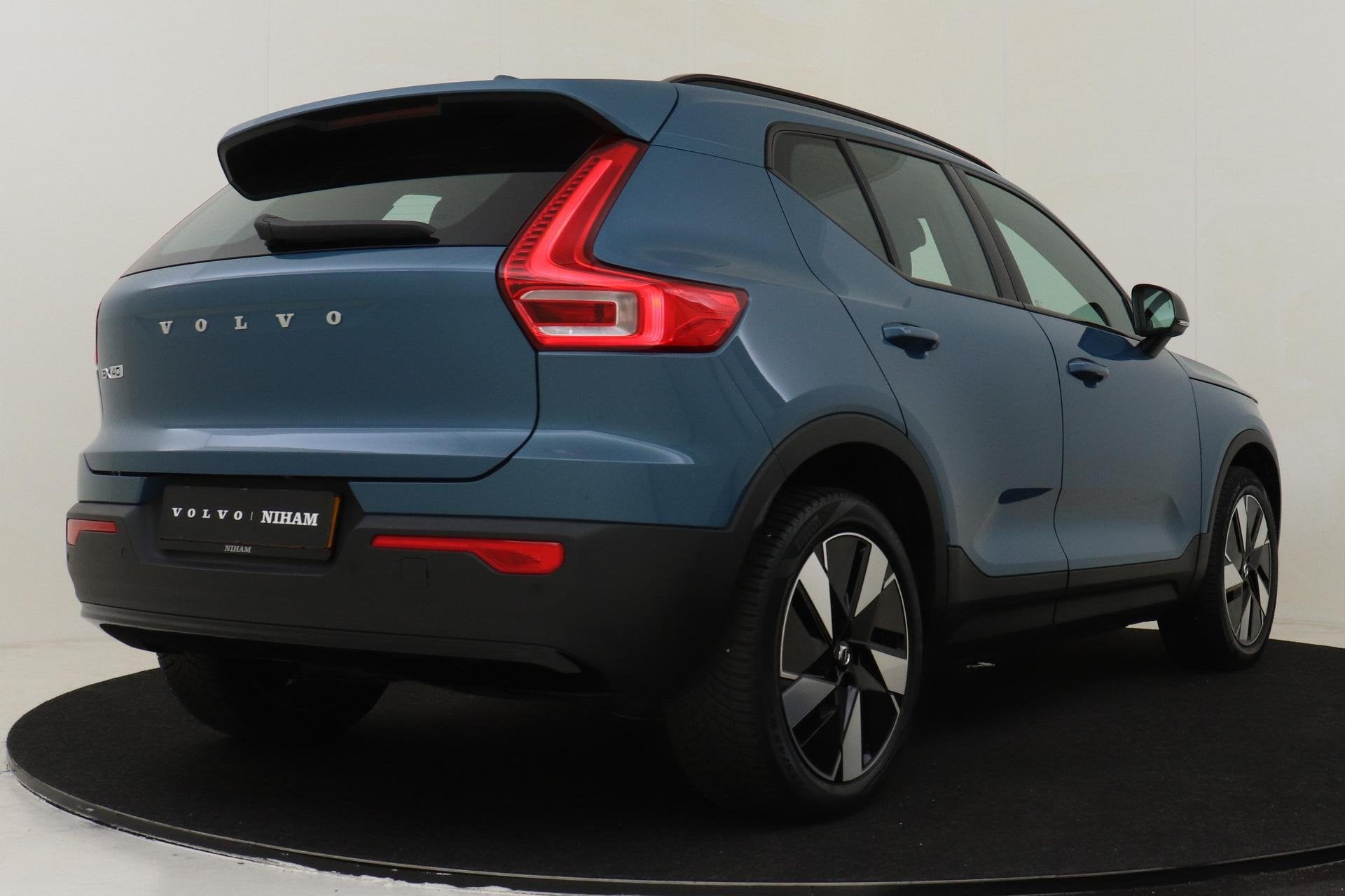 Volvo EX40 SINGLE MOTOR EXTENDED RANGE PLUS 82 kWh -CAMERA|W, Auto's, Volvo, Automaat, 12 maanden, Gebruikt, Blauw