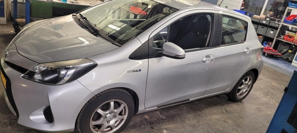 Toyota Yaris 1.5 Full Hybrid CVT 5DR 2013 Grijs, Auto's, Toyota, 1497 cc, 74 pk, 4 cilinders, 49 €/maand