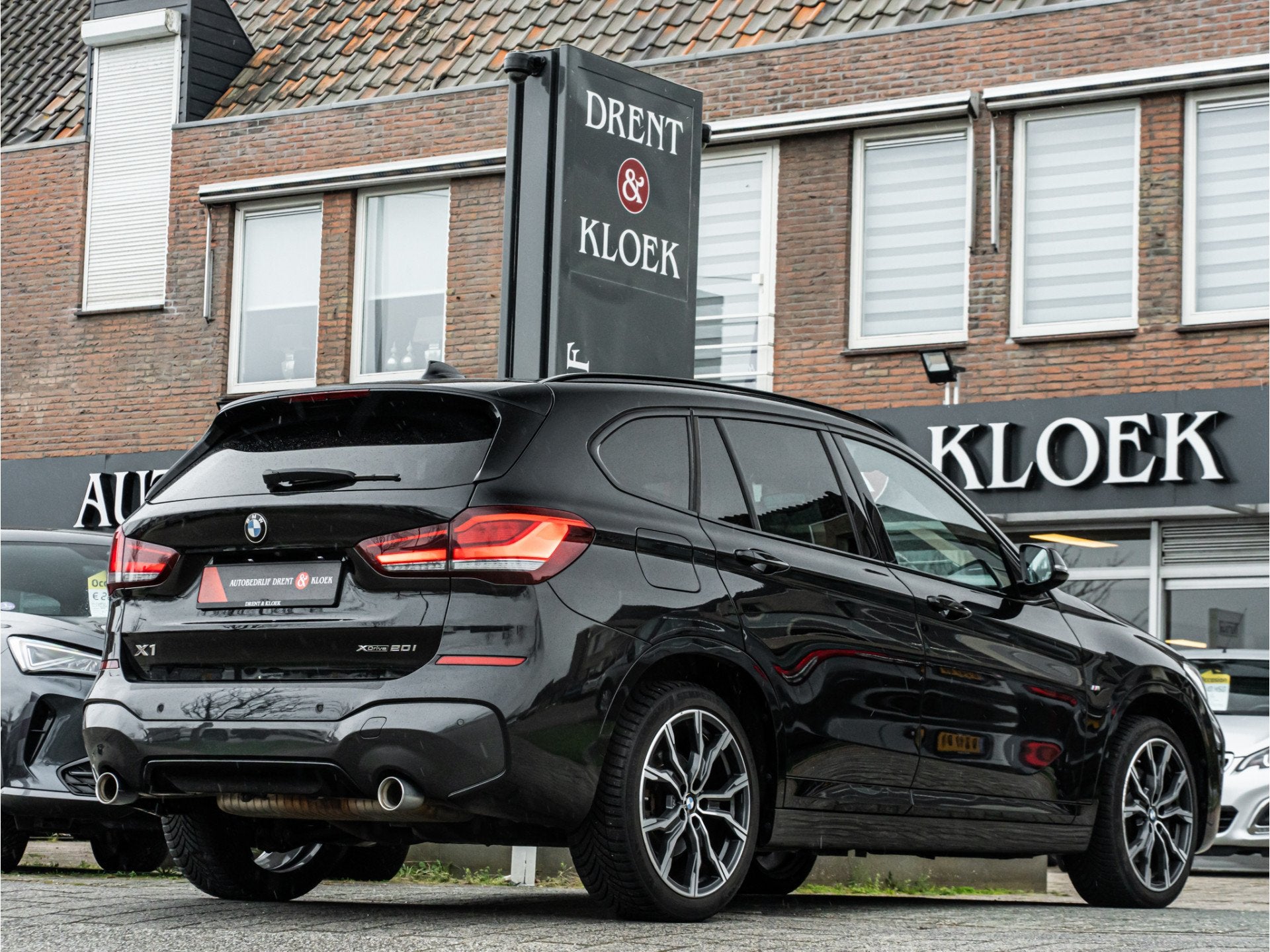 BMW X1 xDrive20i High Exe M-Sport PANO 19 INCH HARMAN KARDON, Auto's, 1998 cc, Gebruikt, 2000 kg, Zwart