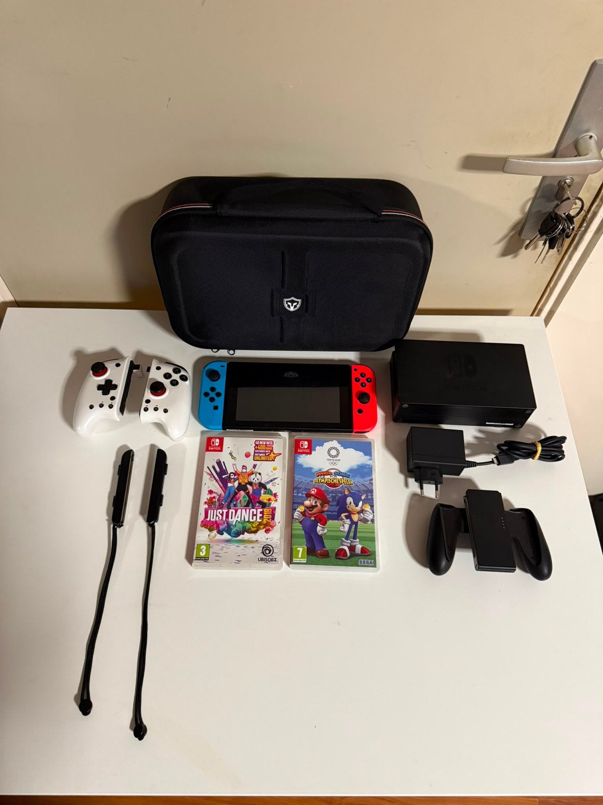 Nintendo Switch V2 2022 + 2 Games & Veel Accessoires, Spelcomputers en Games, Racen en Vliegen, Ophalen of Verzenden, Zo goed als nieuw