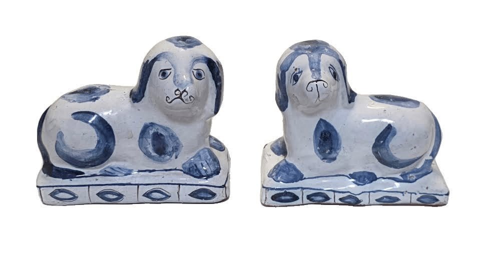 Honden in geglazuurde terracotta in wit/blauw glazuur., Ophalen of Verzenden