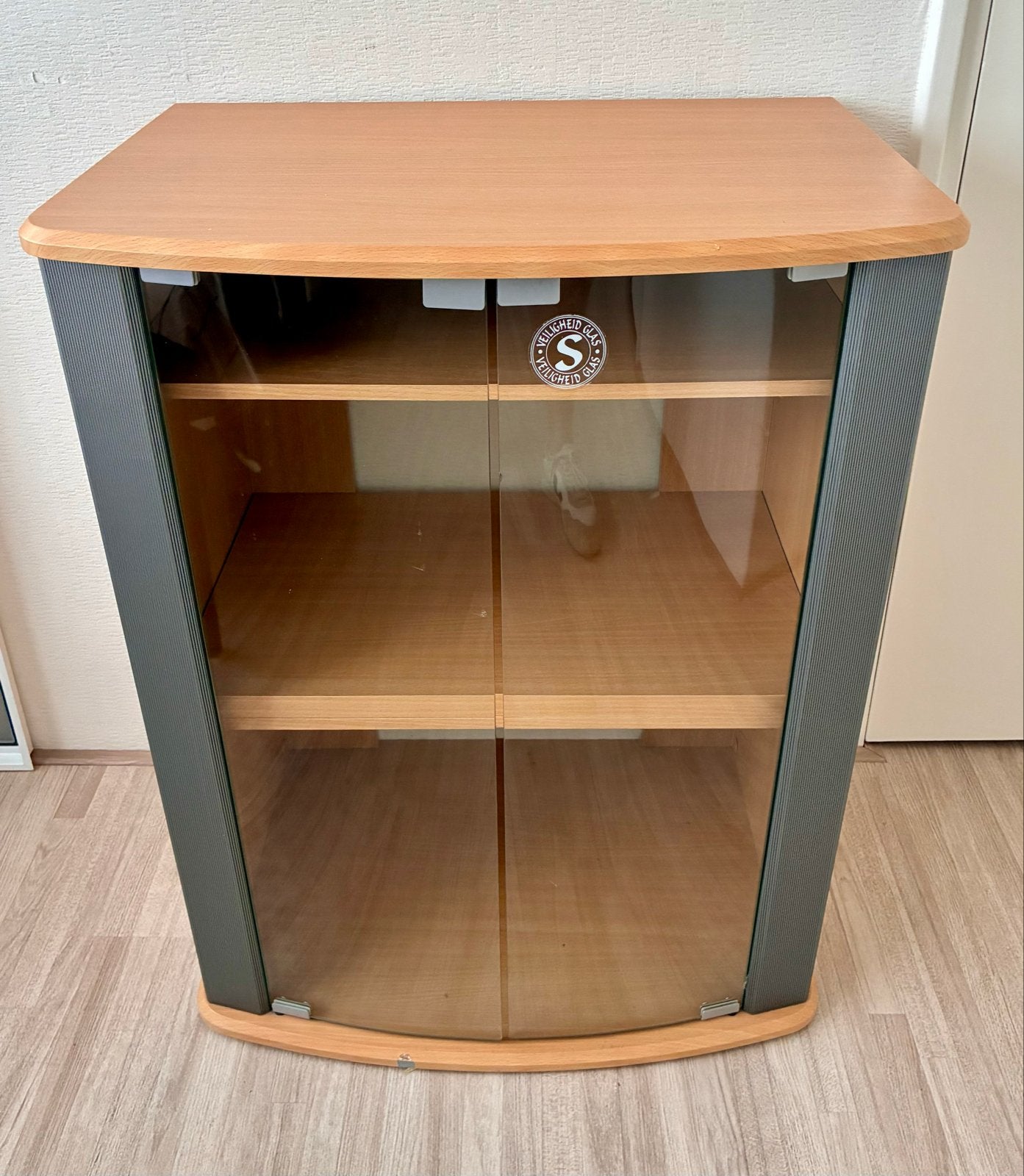 Compacte Houten Vitrinekast met Glazen Deuren, Ophalen, Gebruikt