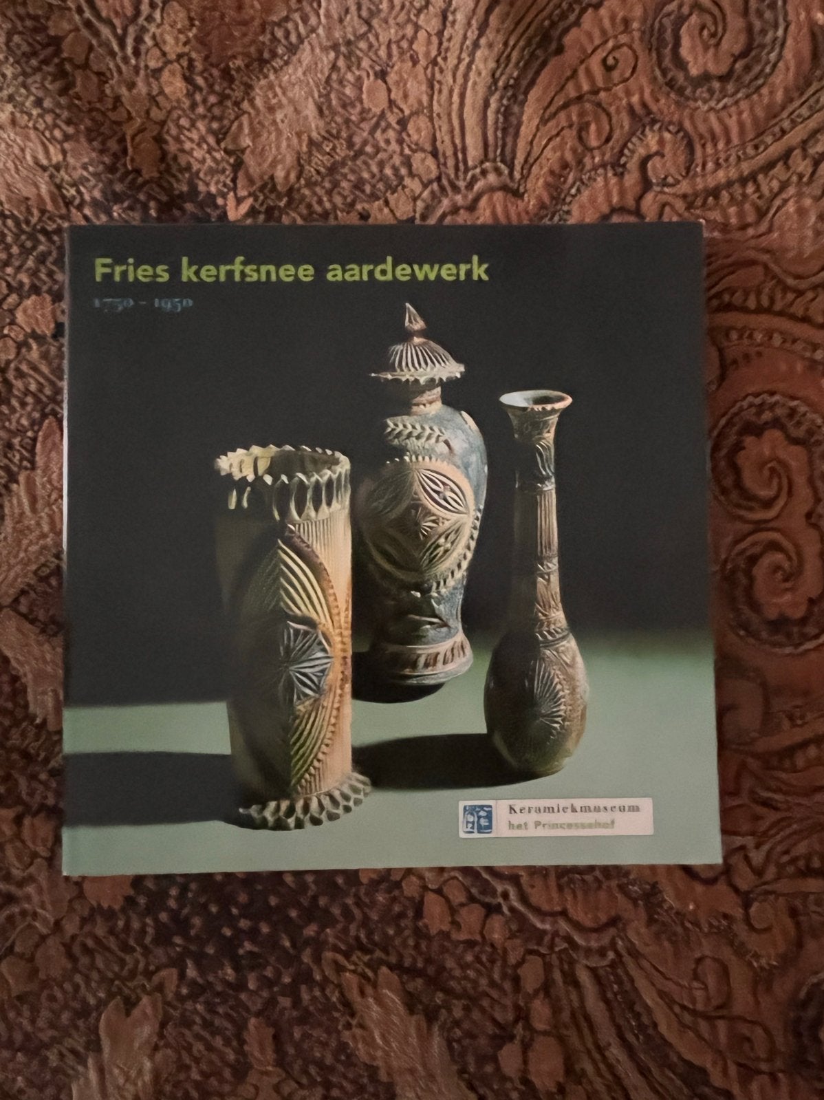 Fries Kerfsnee Aardewerk 1750-1950 - Keramiekmuseum, Verzenden, Zo goed als nieuw, Overige onderwerpen