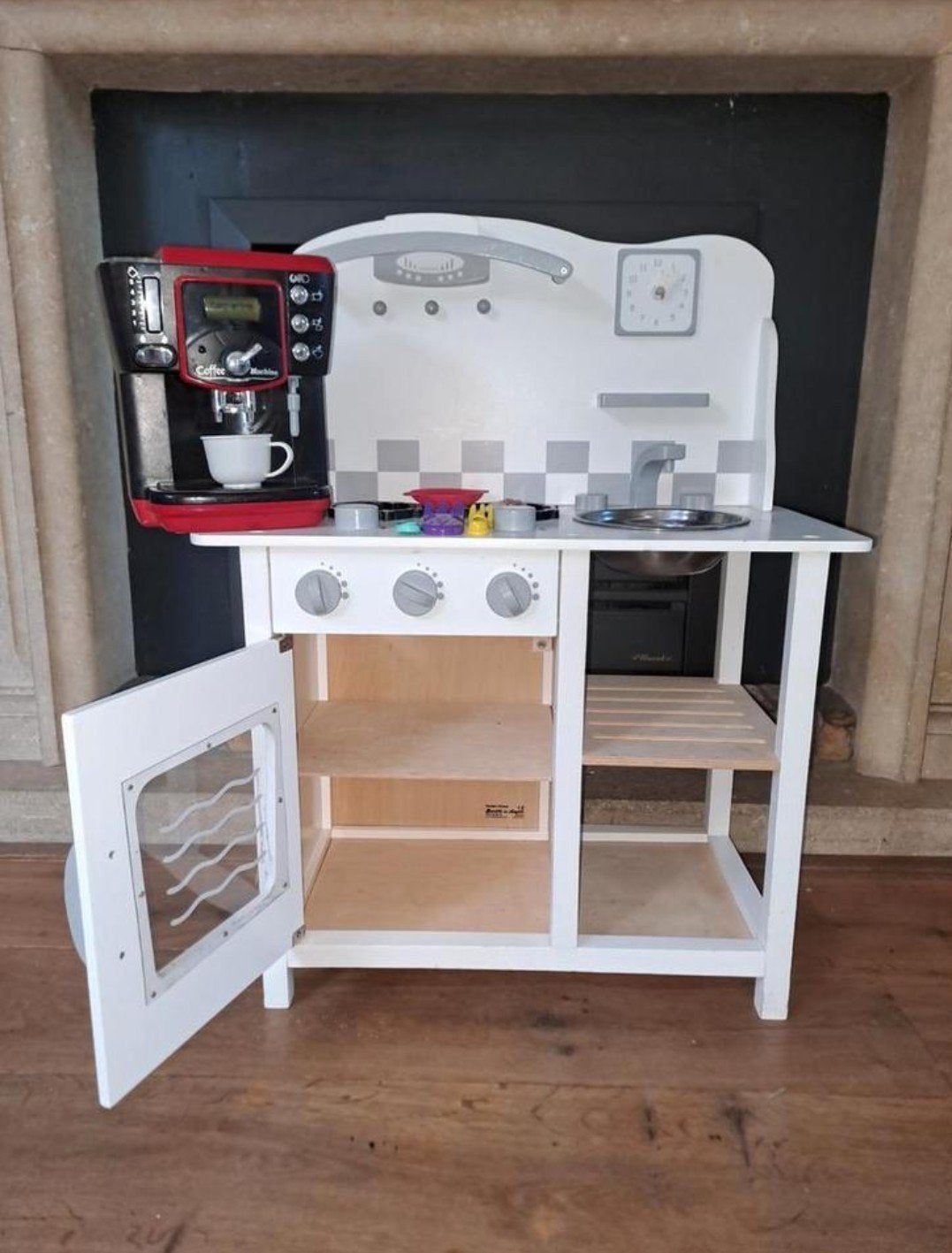 Leuke speelkeuken met een koffiezetapparaat.
De speelkeuken, Kinderen en Baby's, Ophalen, Gebruikt, Hout, Speelkeuken