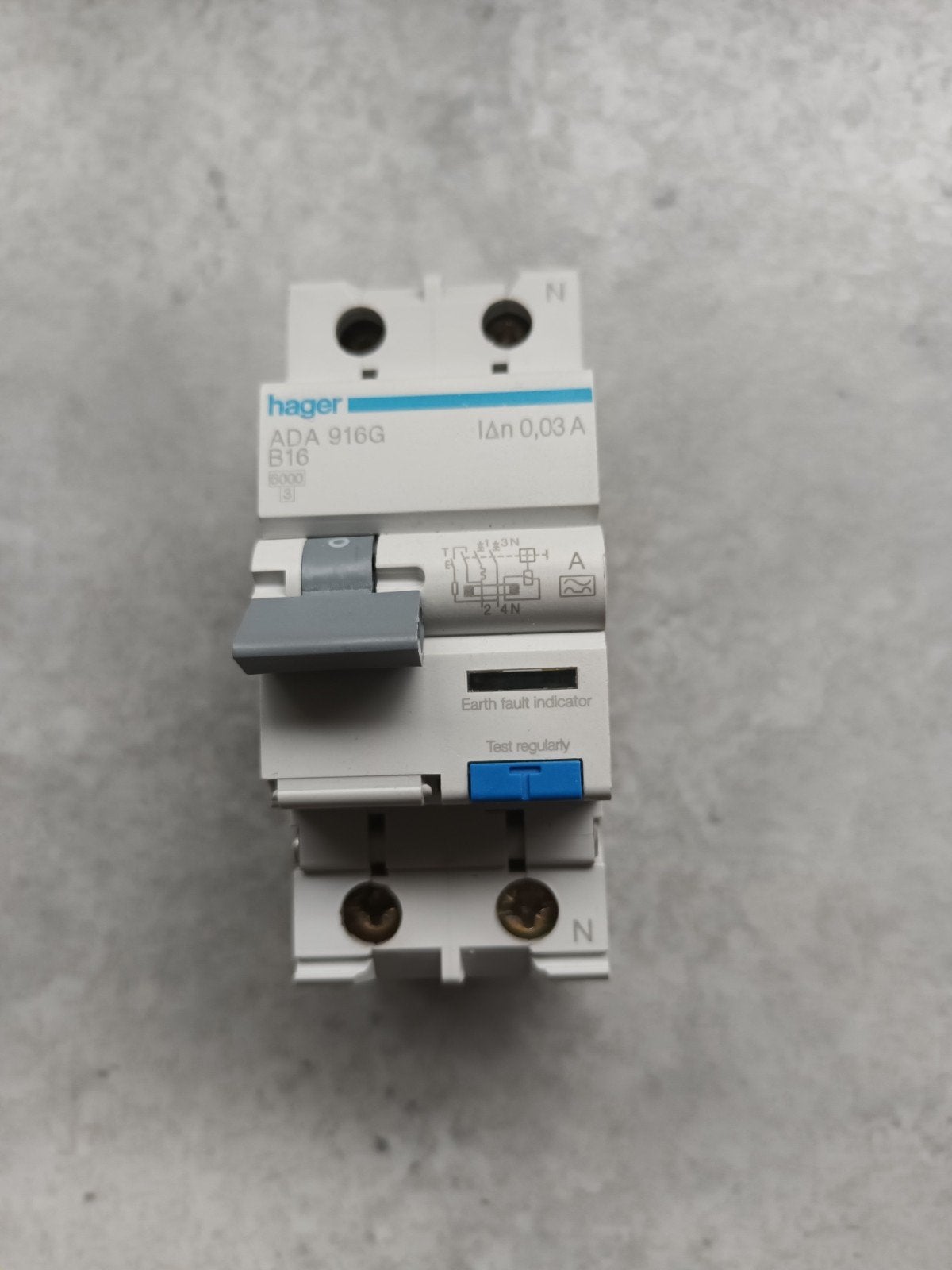 Hager ADA916G Aardlekautomaat B16 0,03A, Ophalen of Verzenden, Zo goed als nieuw, Hager, Aardlekautomaat