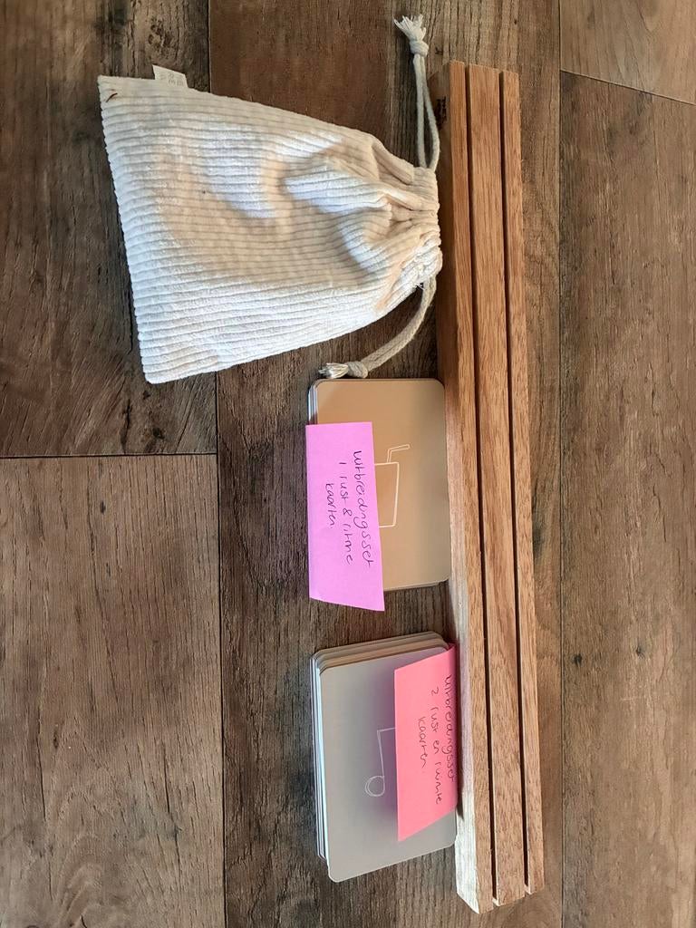 Twee armen vol - Rust en ritme kaarten met houten houder, Kinderen en Baby's, Ophalen, Zo goed als nieuw