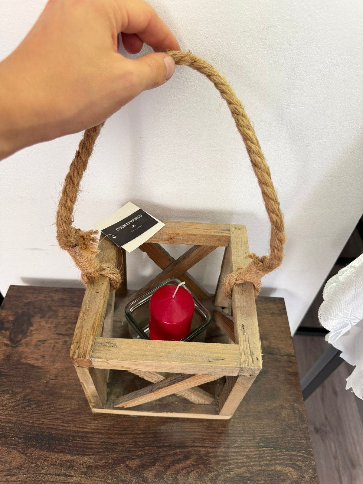 Houten lantaarn met touw handvat en rode kaars, Gebruikt, Ophalen of Verzenden, Hout, Bruin