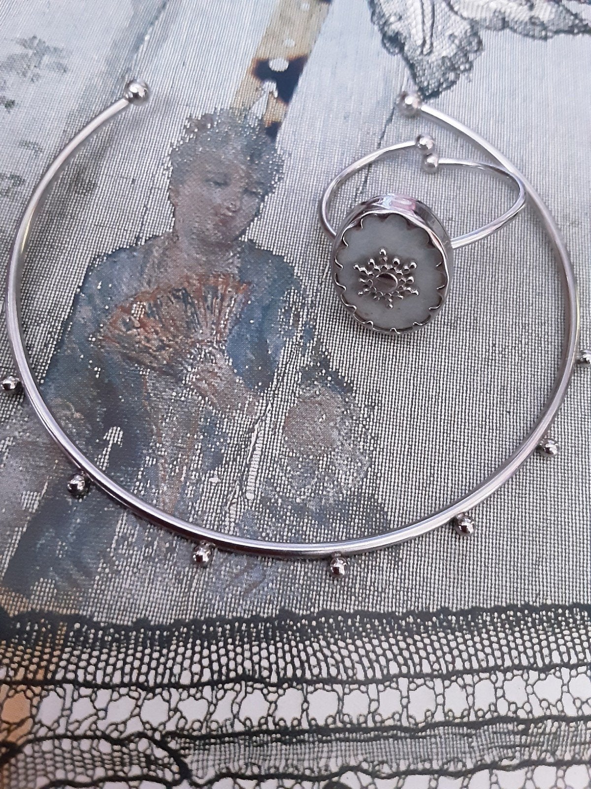Stijlvolle zilverkleurige ring en armband set, Verzenden, Zo goed als nieuw, 17 tot 18, Dame