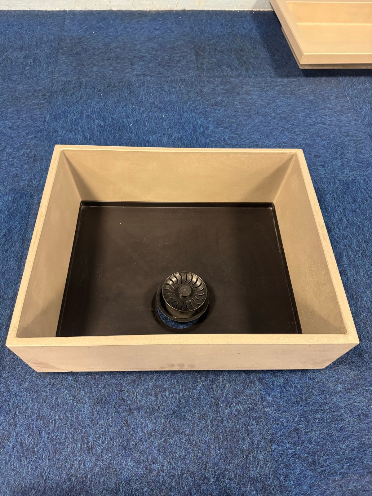 Betonnen opbouw wasbak voor keuken - 45x55x16 cm met plug, Ophalen, Nieuw, Wastafel