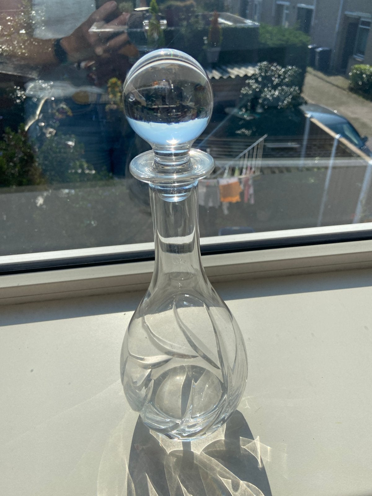 Elegante glazen karaf met bolvormige stop, Ophalen