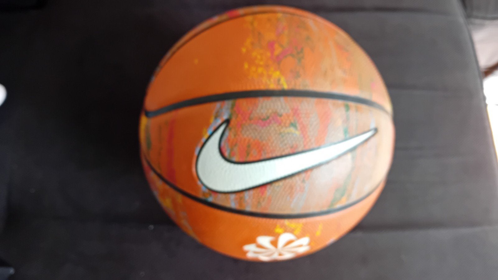 Nike basketbal met uniek design, Ophalen