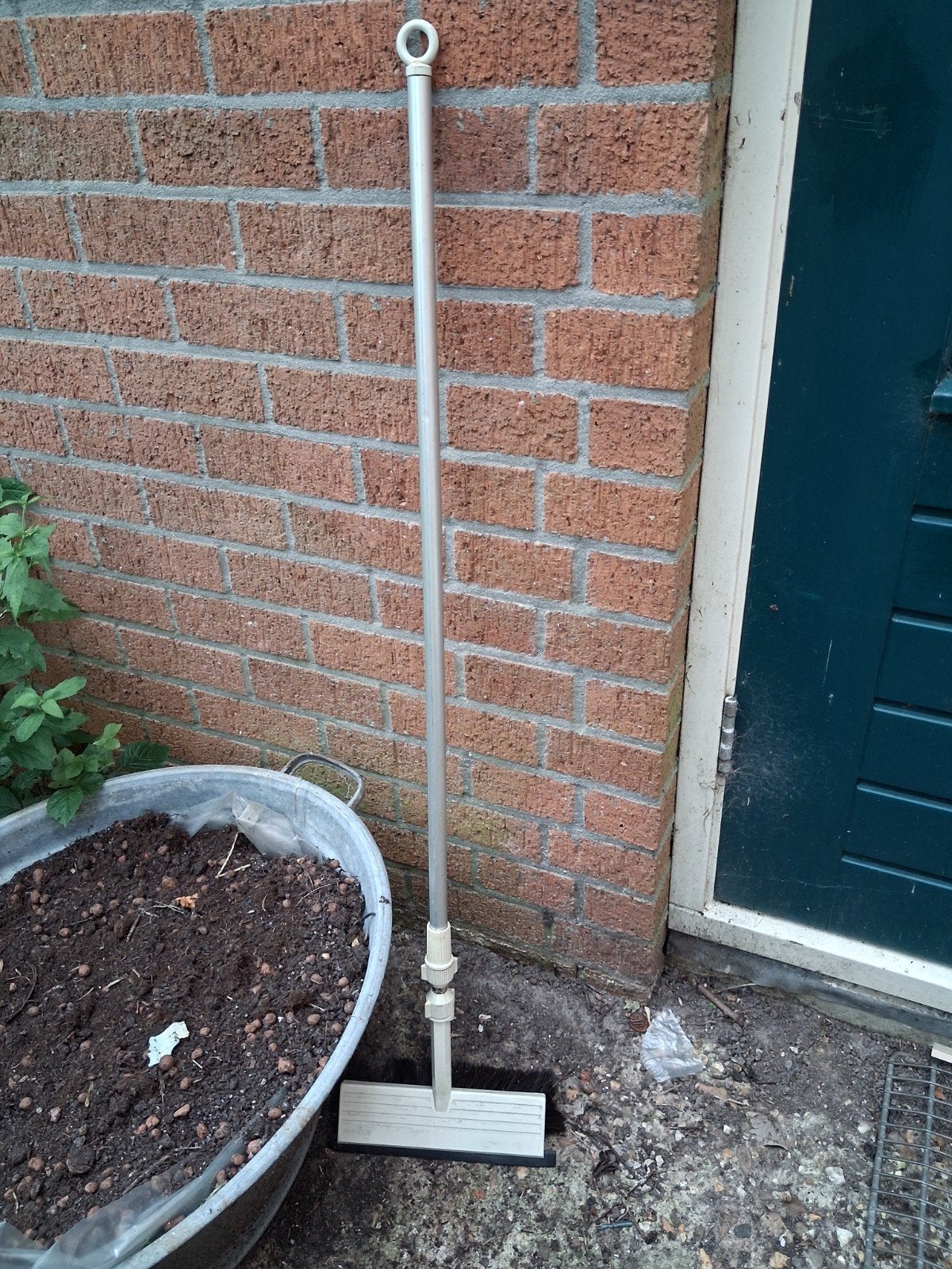 Raamwisser met lange steel, Ophalen