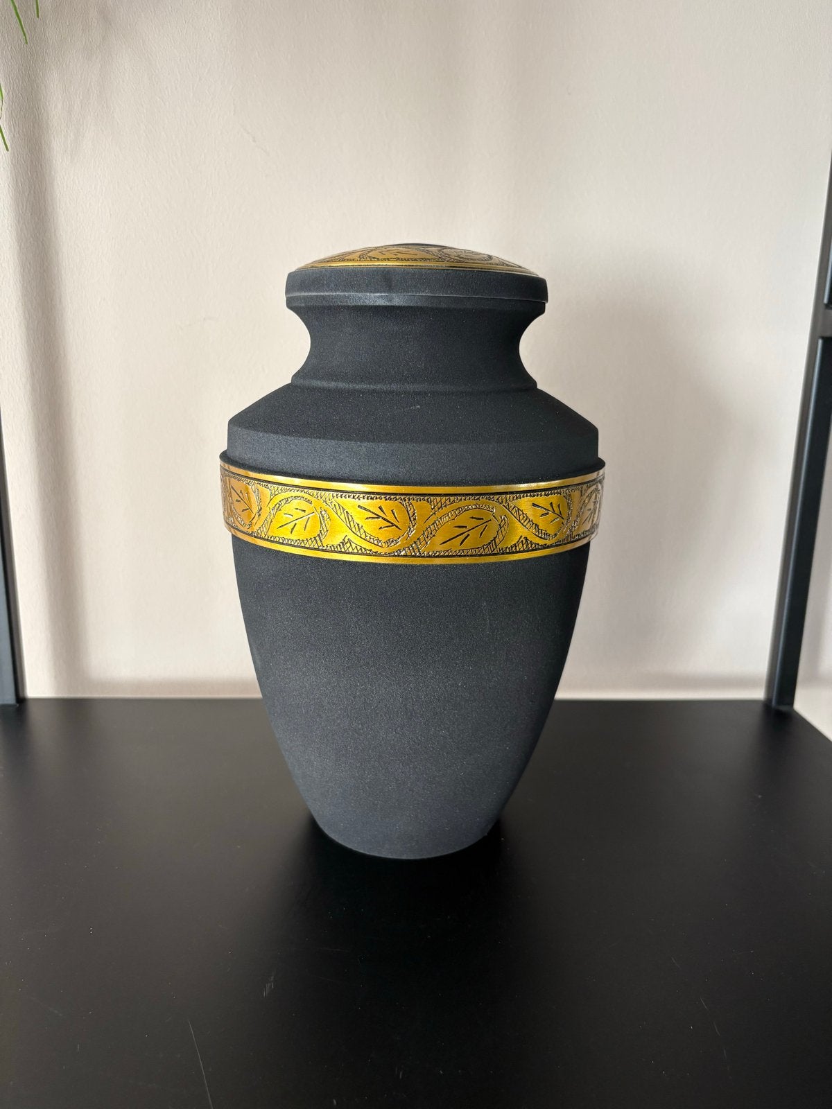 Zwarte Urn met Gouden Bladmotief en Fluweel Box, Info@jouwurn.nl, Zwart, Ophalen of Verzenden, Metaal