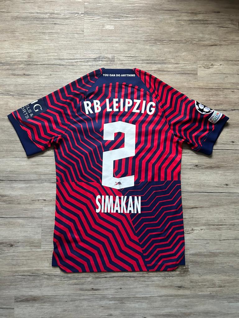 Origineel RB Leipzig Uitshirt 23/24 Simakan #2 - Maat S, Maat S, Ophalen of Verzenden, Zo goed als nieuw, Shirt