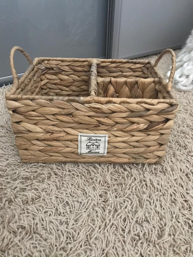 Te koop: mand van Rivièra Maison, gevlochten, waterhyacint, Huis en Inrichting, Woonaccessoires | Schalen en Manden, Mand, Nieuw