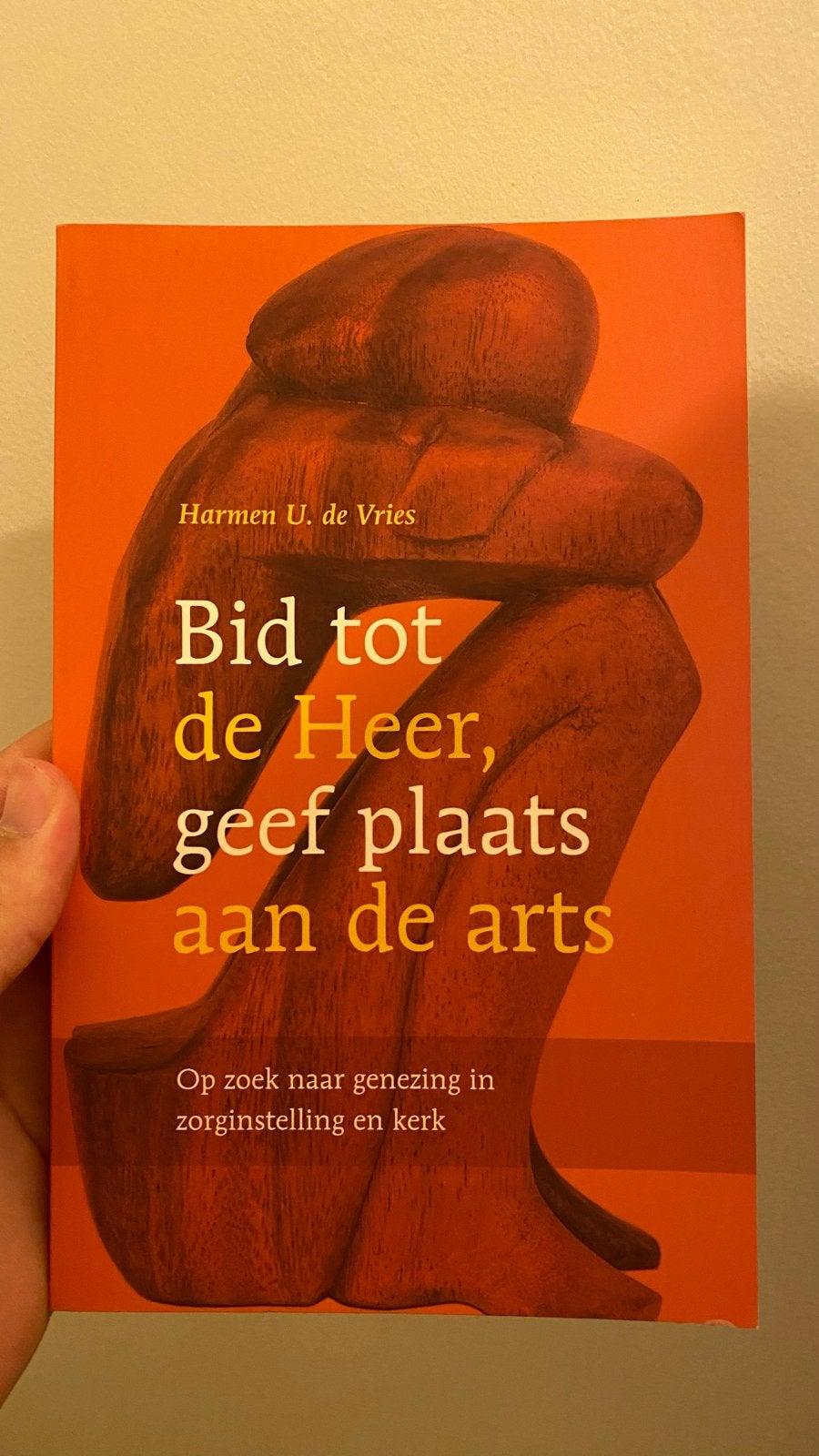 Bid tot de Heer, geef plaats aan de arts - Harms U. de Vries, Ophalen of Verzenden, Zo goed als nieuw, Christendom | Protestants
