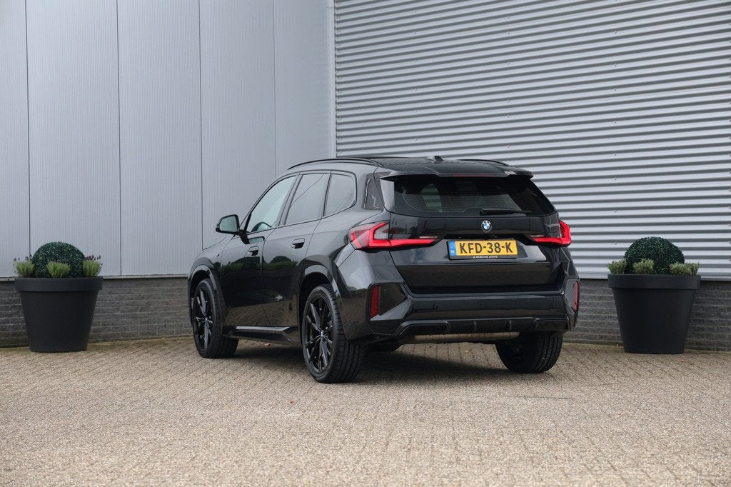 BMW X1 sDrive20i 170pk M-Sport Black Ed. Pano|360Cam|HUD, Auto's, 1525 kg, Zwart, Bedrijf, 3 cilinders