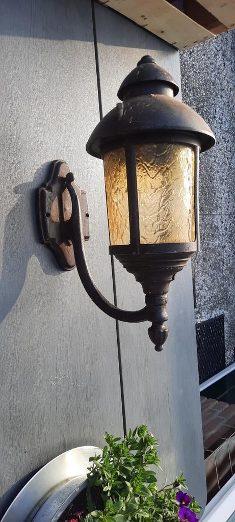 Vintage oude buitenlamp, stallamp met geel glas, Tuin en Terras, Gebruikt, Wandlamp, Ophalen of Verzenden, Netvoeding