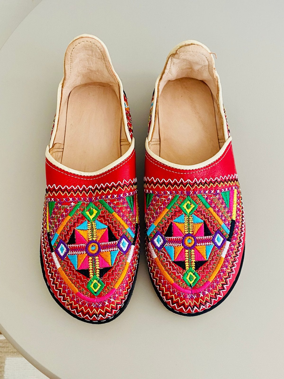 NIEUW: Rode Marokkaanse instappers/babouches, Kleding | Dames, Schoenen, Ophalen of Verzenden, Nieuw, Rood, Instappers