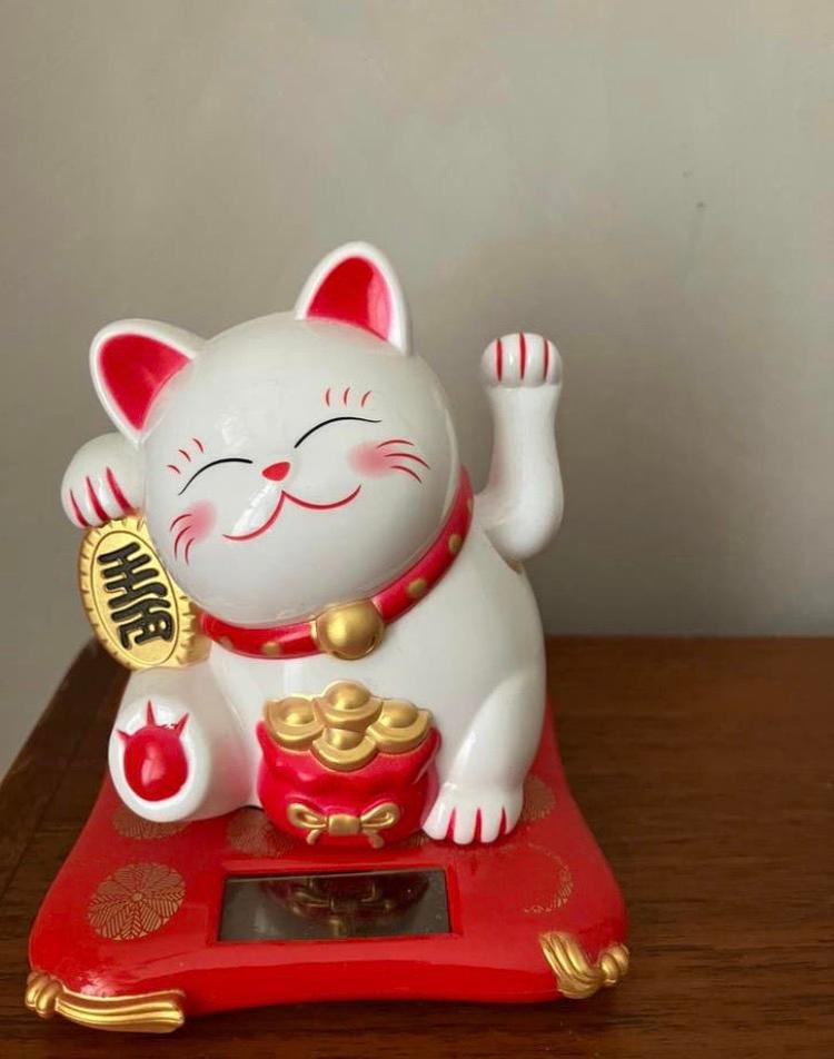 Japanse lucky cat kat zwaaiende hello kitty met zonnecel, Ophalen of Verzenden, Nieuw