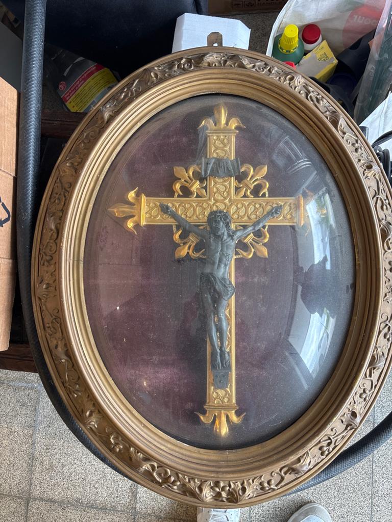 Antiek Kruisbeeld in Ovale Lijst - Religieuze Kunst, Ophalen of Verzenden
