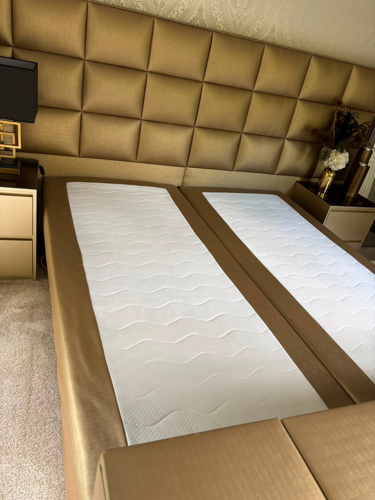 Goedkleurig tweepersoonsbed met achterwand en TV lift!, Ophalen