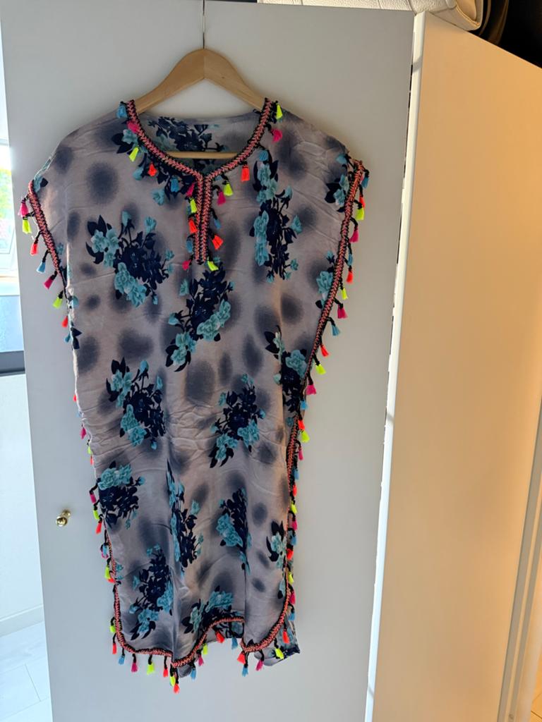 Zomer jurkje maat 170 met bloemenprint en kwastjes, Kinderen en Baby's, Kinderkleding | Maat 170, Ophalen of Verzenden, Zo goed als nieuw