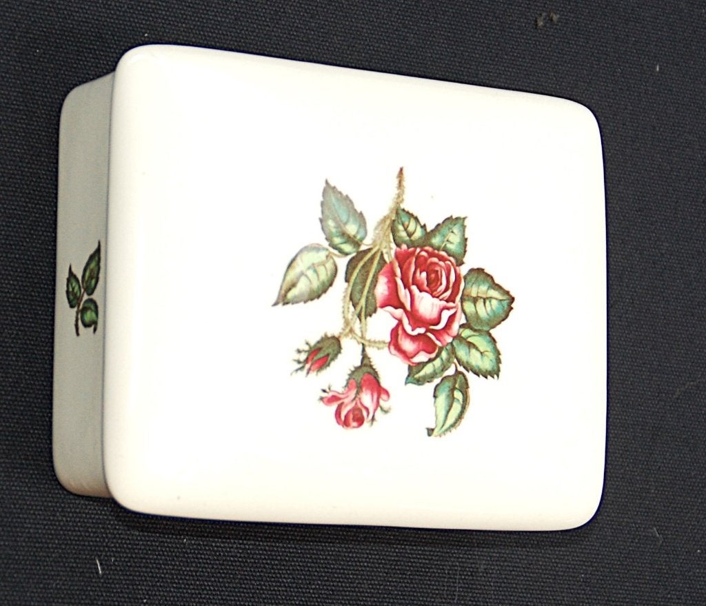wedgwood Moss rose doosje, Huis en Inrichting, Keuken | Servies, Ophalen of Verzenden, Zo goed als nieuw, Porselein, Overige typen