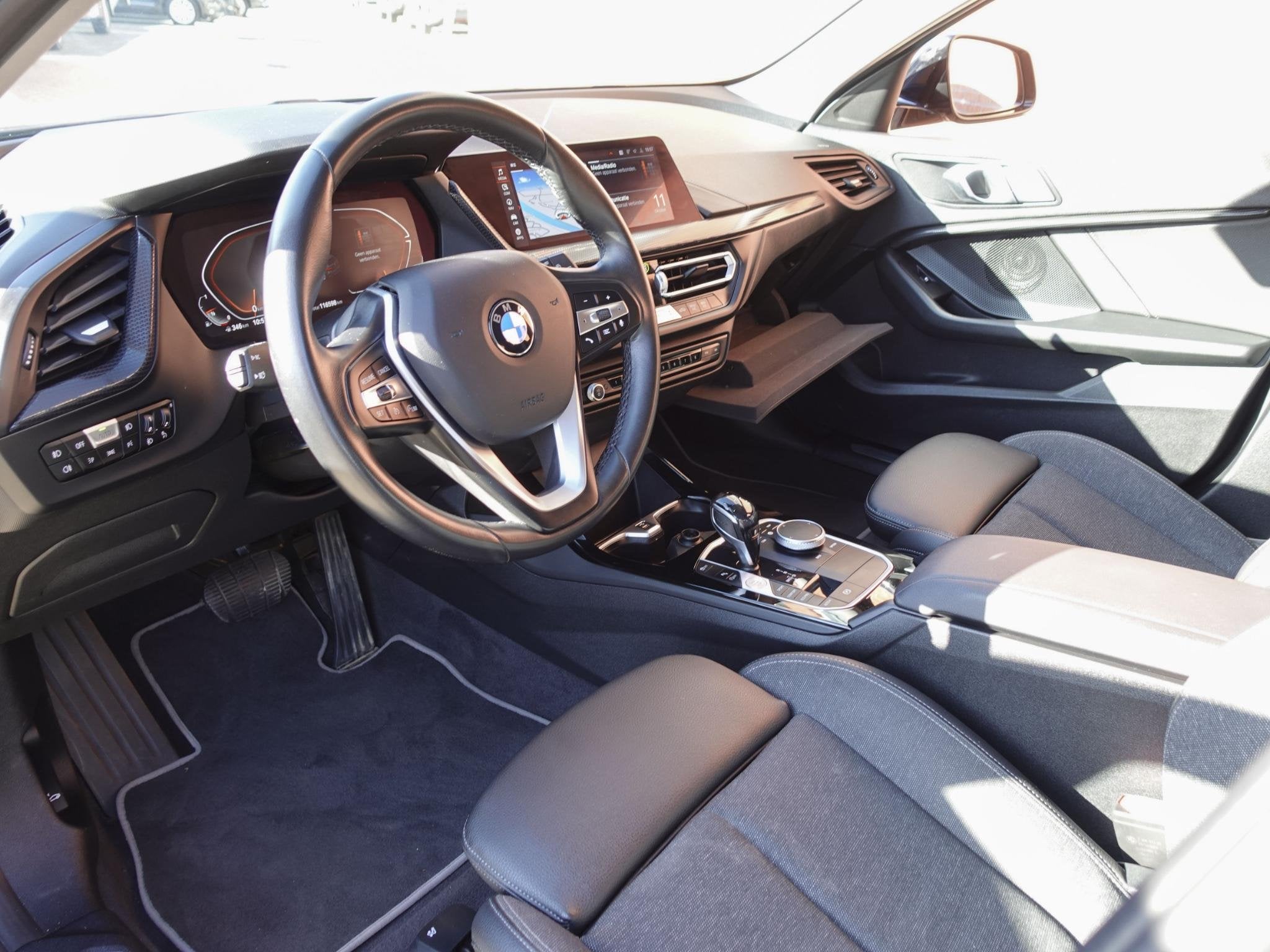 BMW 1-serie 118i Executive Edition Navigatie Apple Carplay/A, Auto's, BMW, 136 pk, Gebruikt, Leder en Stof, Zwart