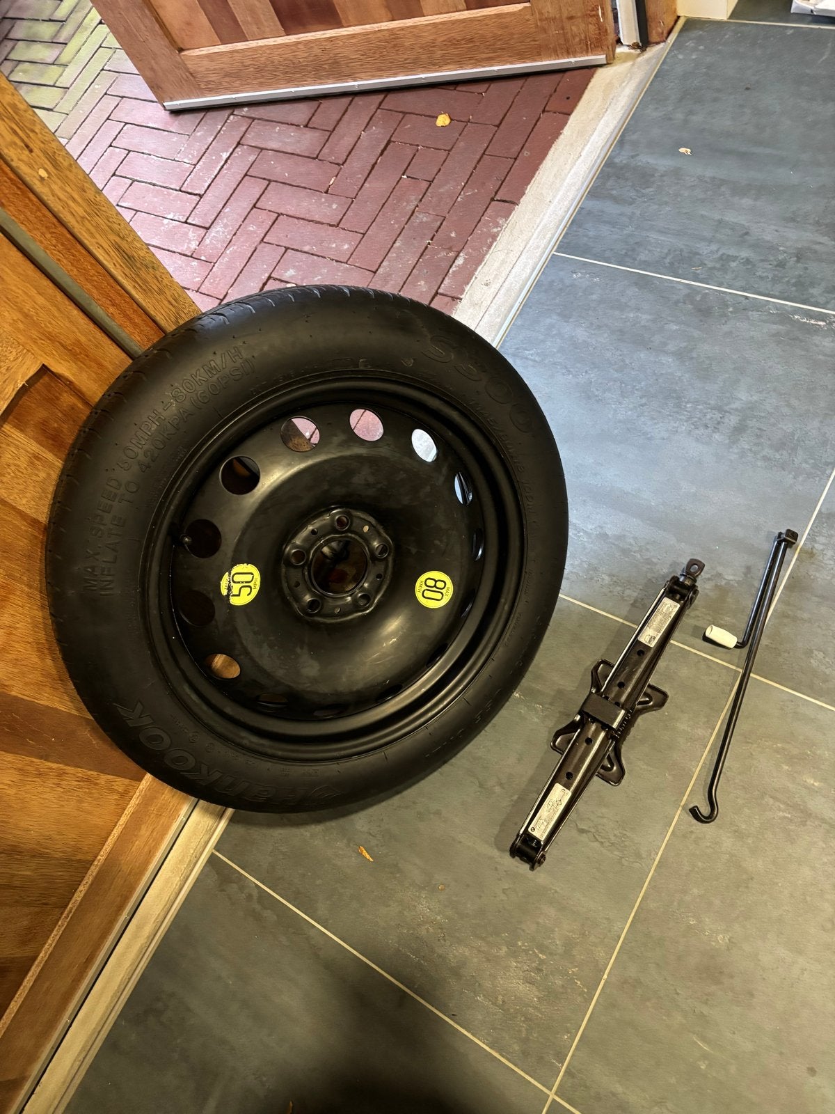 Nieuwe BMW reservewiel met BMW krik Hankook T145/80R18, Ophalen, Nieuw, Manueel, Schaarkrik