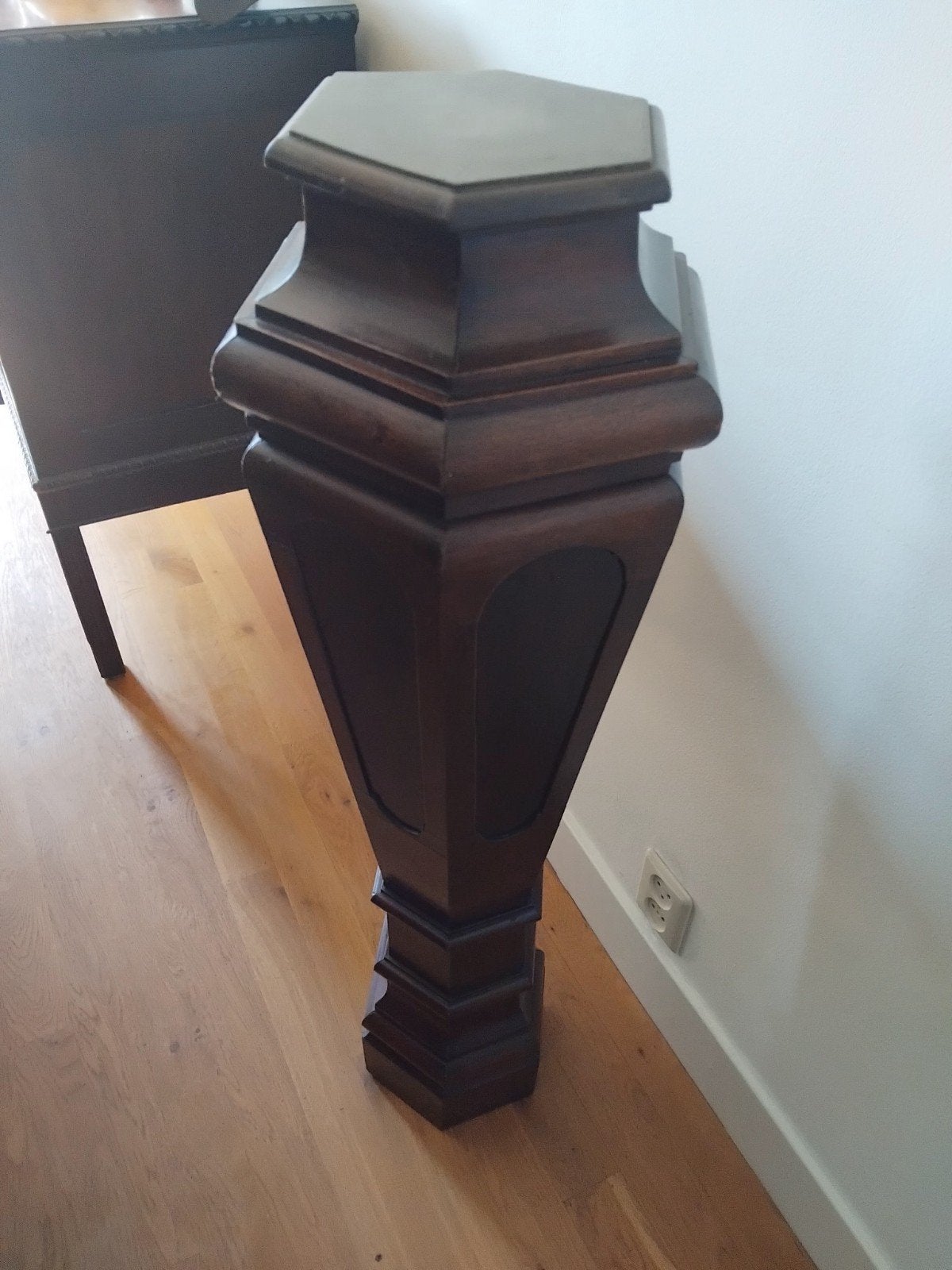 Donkerhouten decoratieve zuil/sokkel, Ophalen of Verzenden, Gebruikt