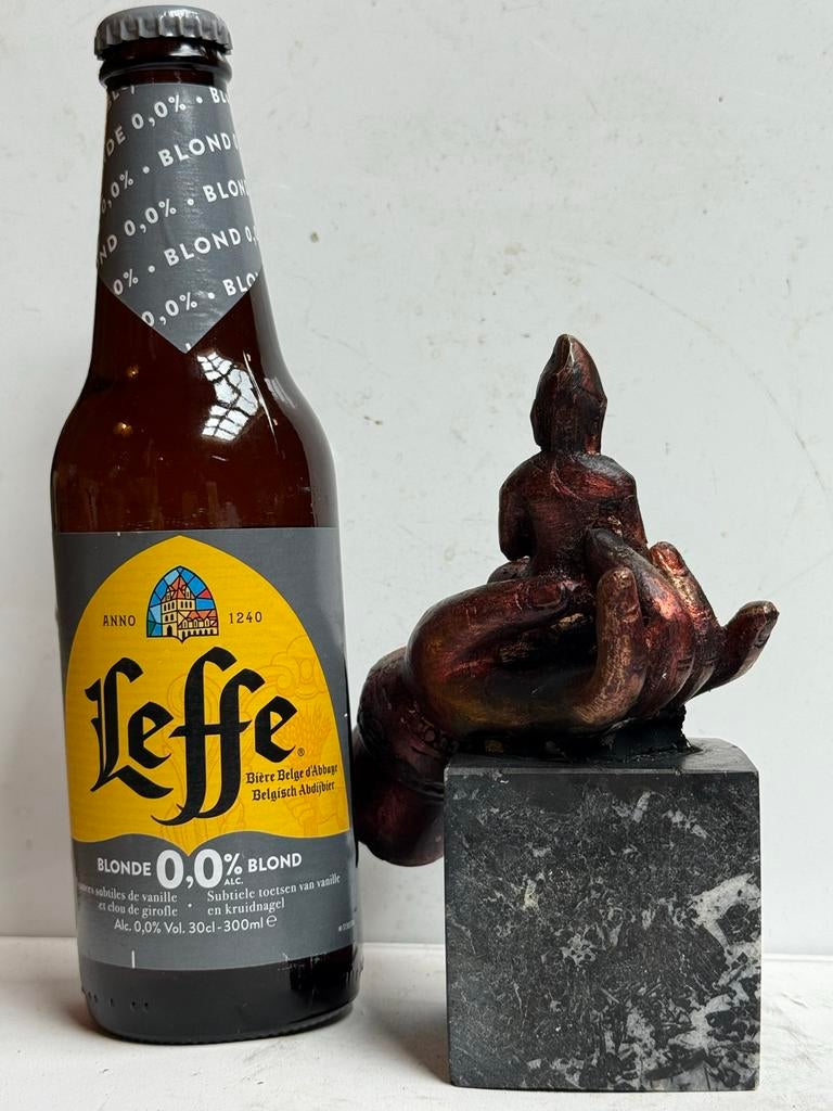 Oud bronzen beeldje op steen uit Burma, Ophalen of Verzenden